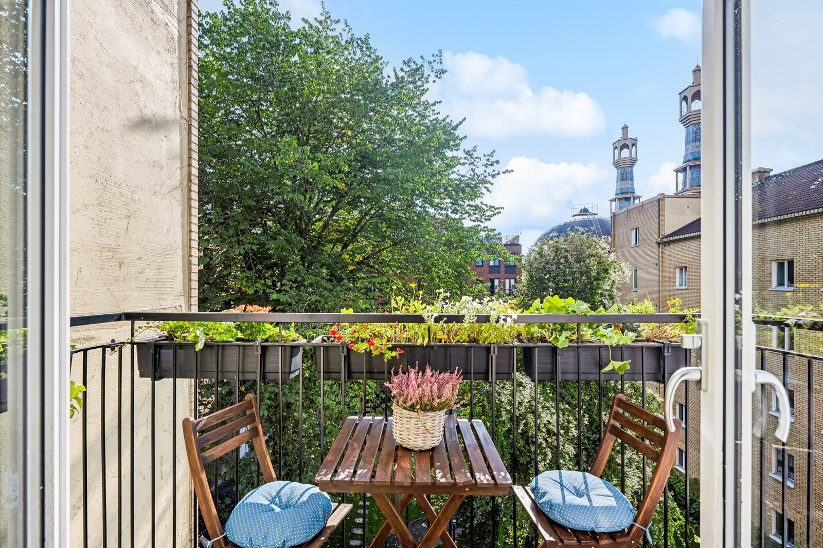 Her er det plass til et trivelig utemøblement. På balkongen kan solen nytes i rolige omgivelser Galleribilde