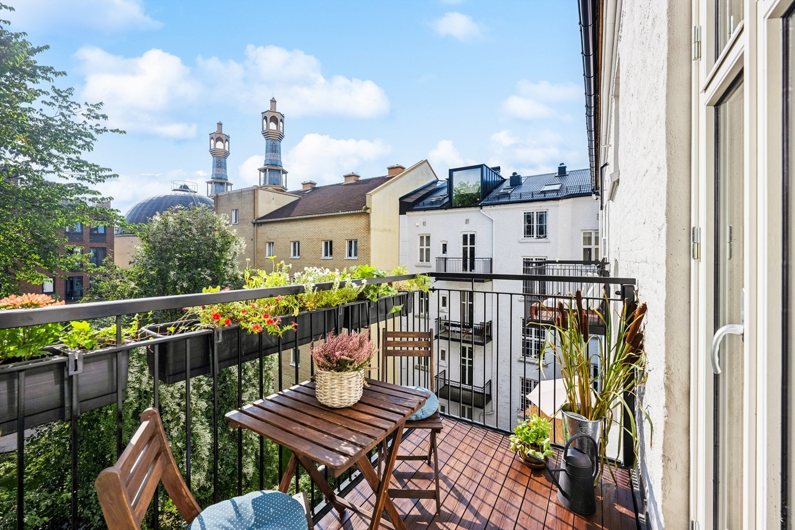 Fra kjøkkenet er det adkomst til en sydøstvendt balkong på ca. 4 kvm. Balkongen vender mot en rolig bakgård. Galleribilde