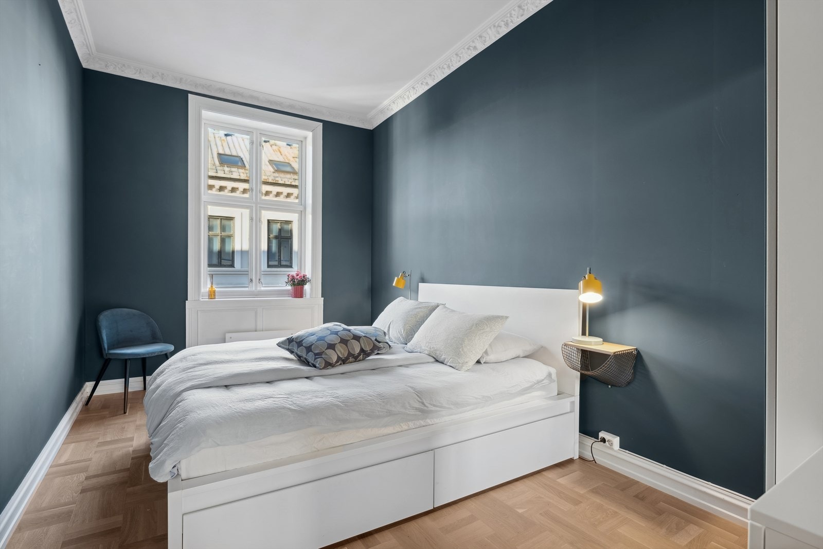 Soverommet fylles med naturlig lys fra en stor vindusflate og har en god romfølelse. Galleribilde