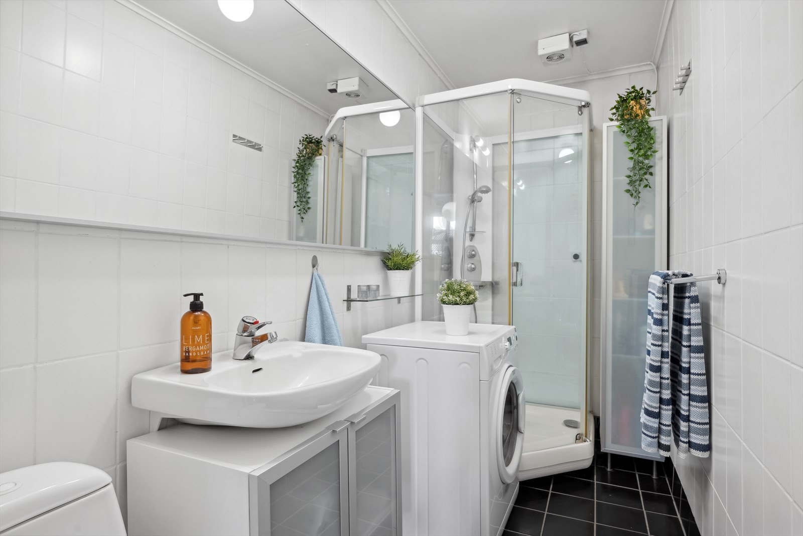 Baderommet er flislagt med varmekabler. Galleribilde