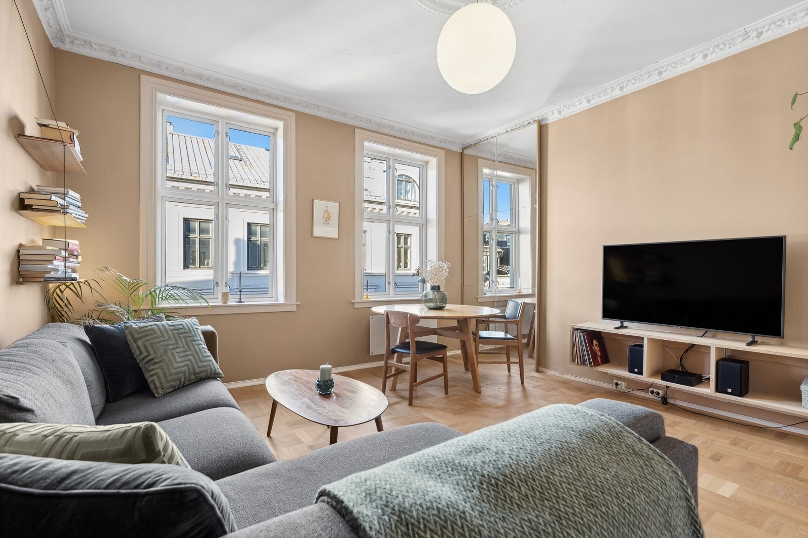 Velkommen til Magnus´ Gate 1B, en lekker og klassisk leilighet beliggende på attraktive Tøyen. Galleribilde