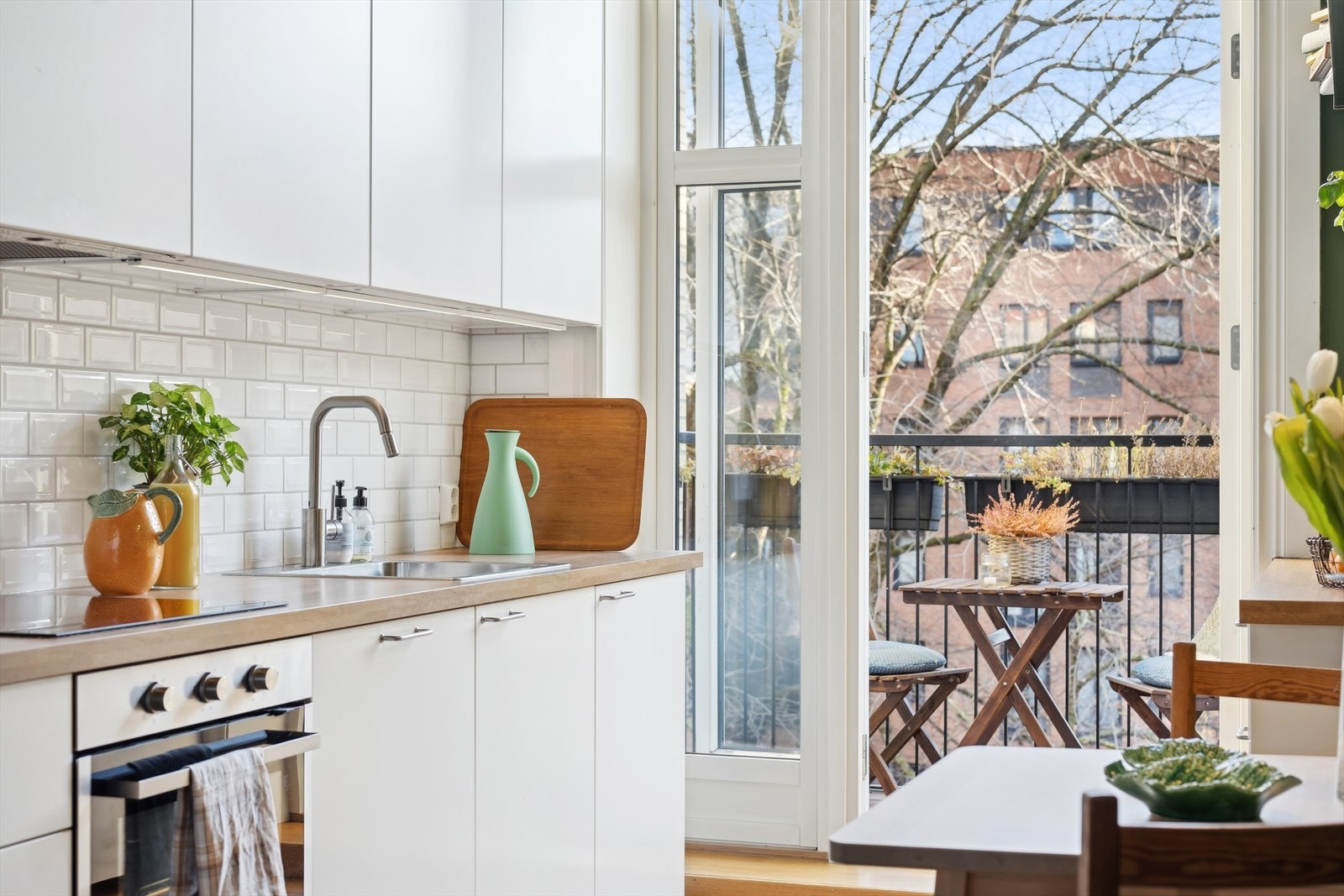 Kjøkkenet får rikelig med naturlig lys fra store vindusflater. Galleribilde