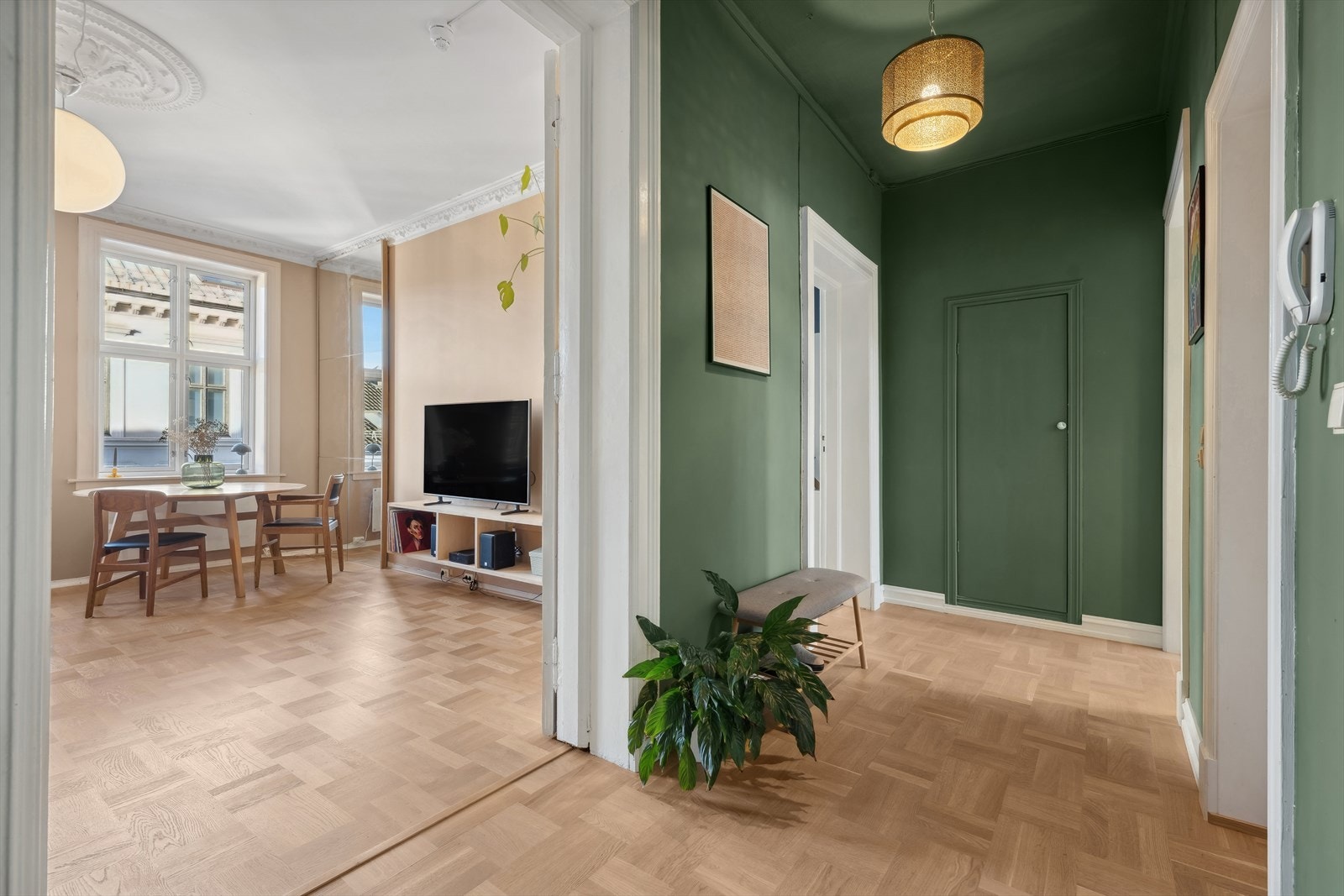 Boligens entré er luftig og blir et knutepunkt for øvrige rom. I entréen er det lagringsmulighet i en innvendig bod på ca. 2 kvm. Galleribilde