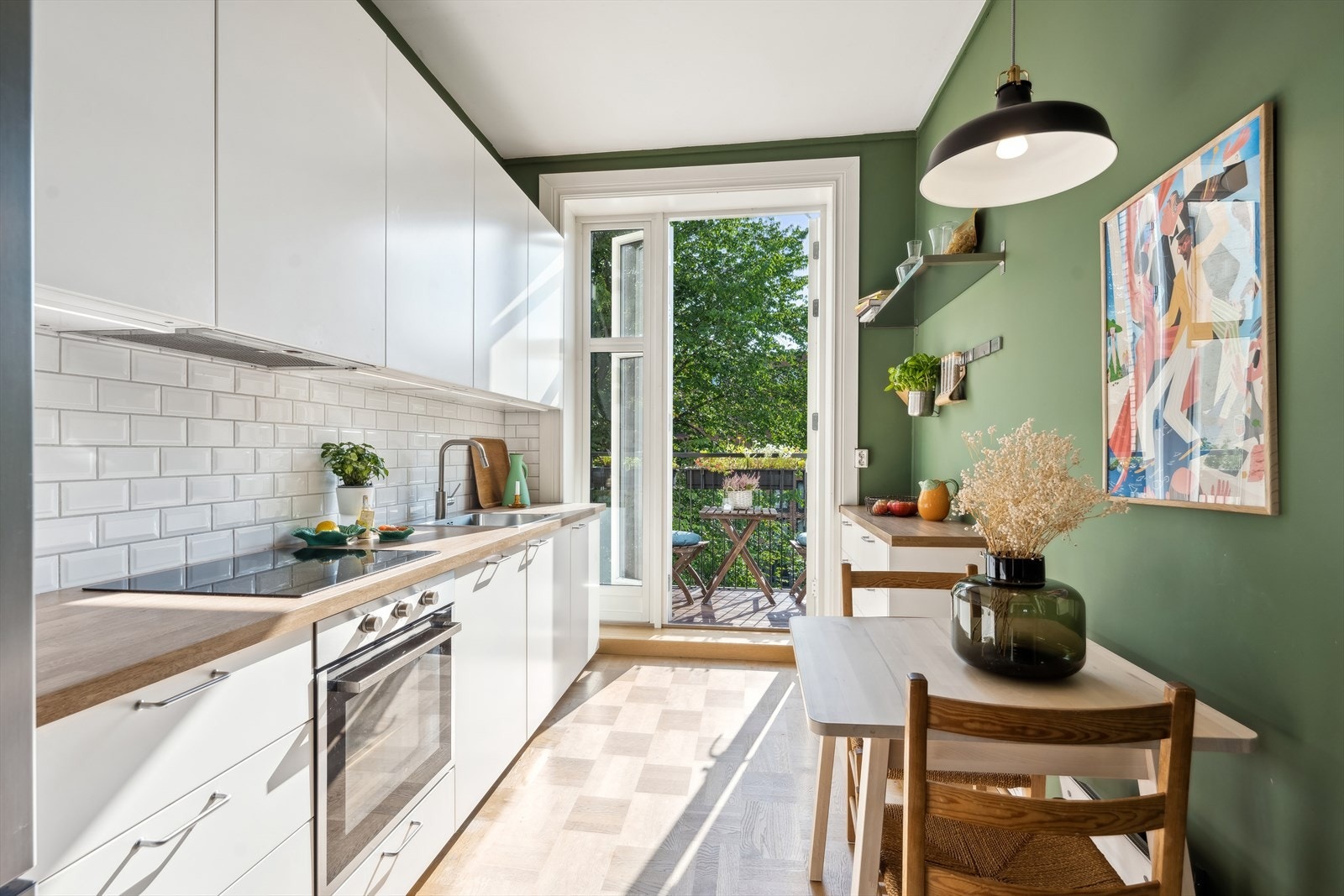 Boligens kjøkken byr på rikelig med benk- og oppbevaringsplass. Galleribilde