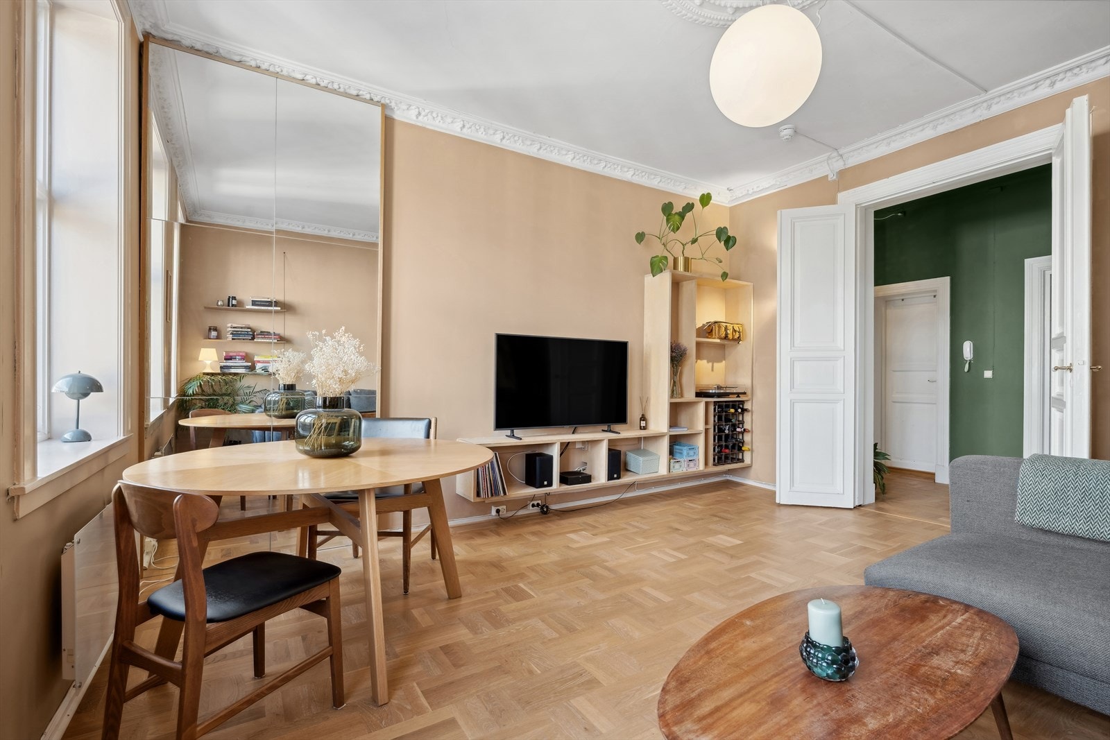 Boligen byr på et lekkert parkettgulv og moderne fargevalg på vegger. I stuen er det stukkatur som sørger for en klassisk sjarm. Galleribilde