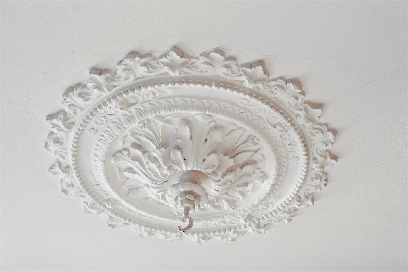 Her er det rosett i tak som sørger for et klassisk preg. Galleribilde