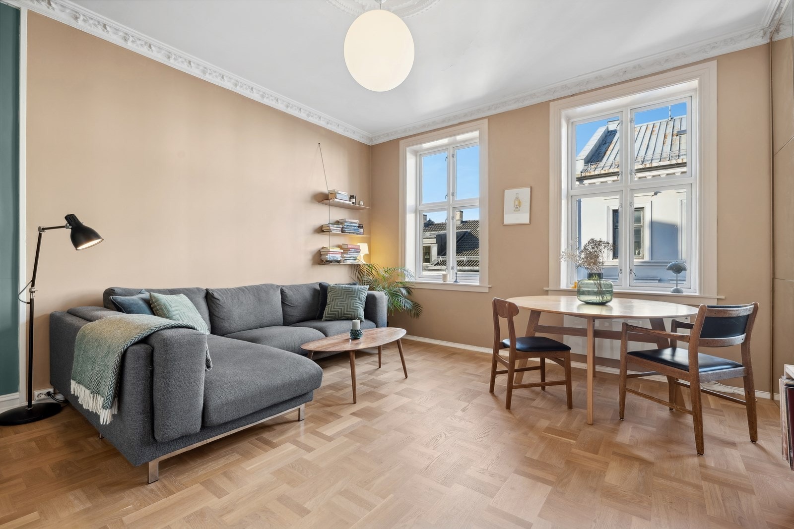 Boligen får rikelig med naturlig lys fra store, klassiske vindusflater og har en god romfølelse. Galleribilde