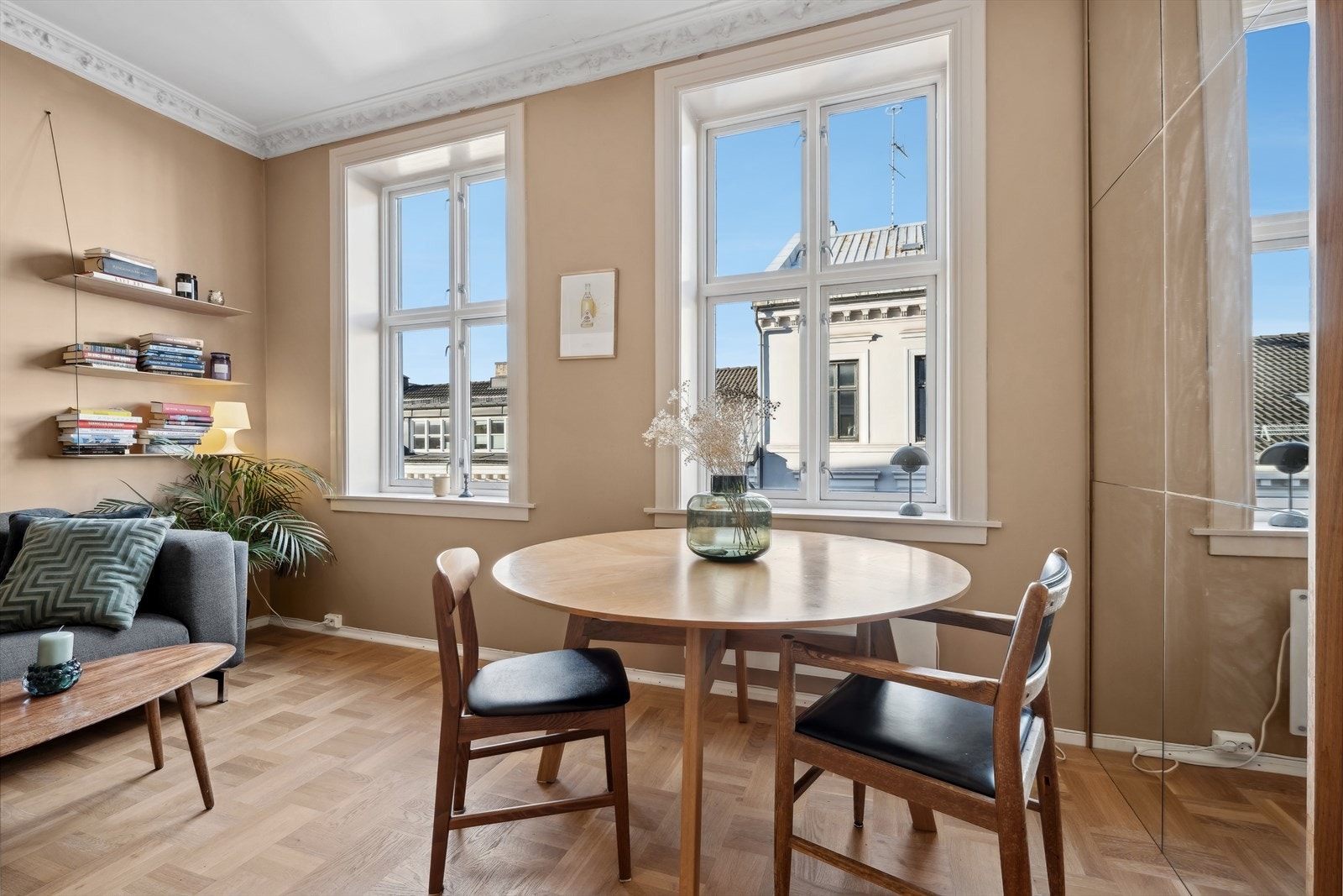 Stuen har naturlige møbleringssoner, med plass til sittegruppe og spisegruppe. Galleribilde