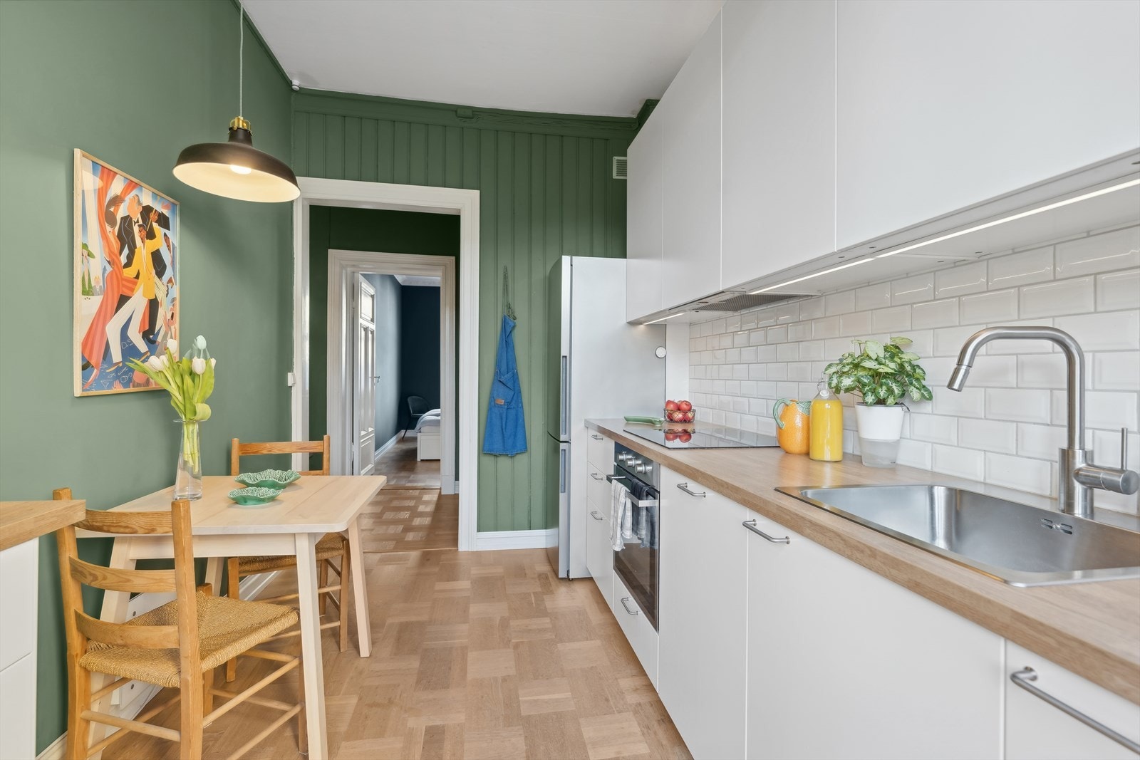 Her er det integrert stekeovn, platetopp og oppvaskmaskin. Galleribilde