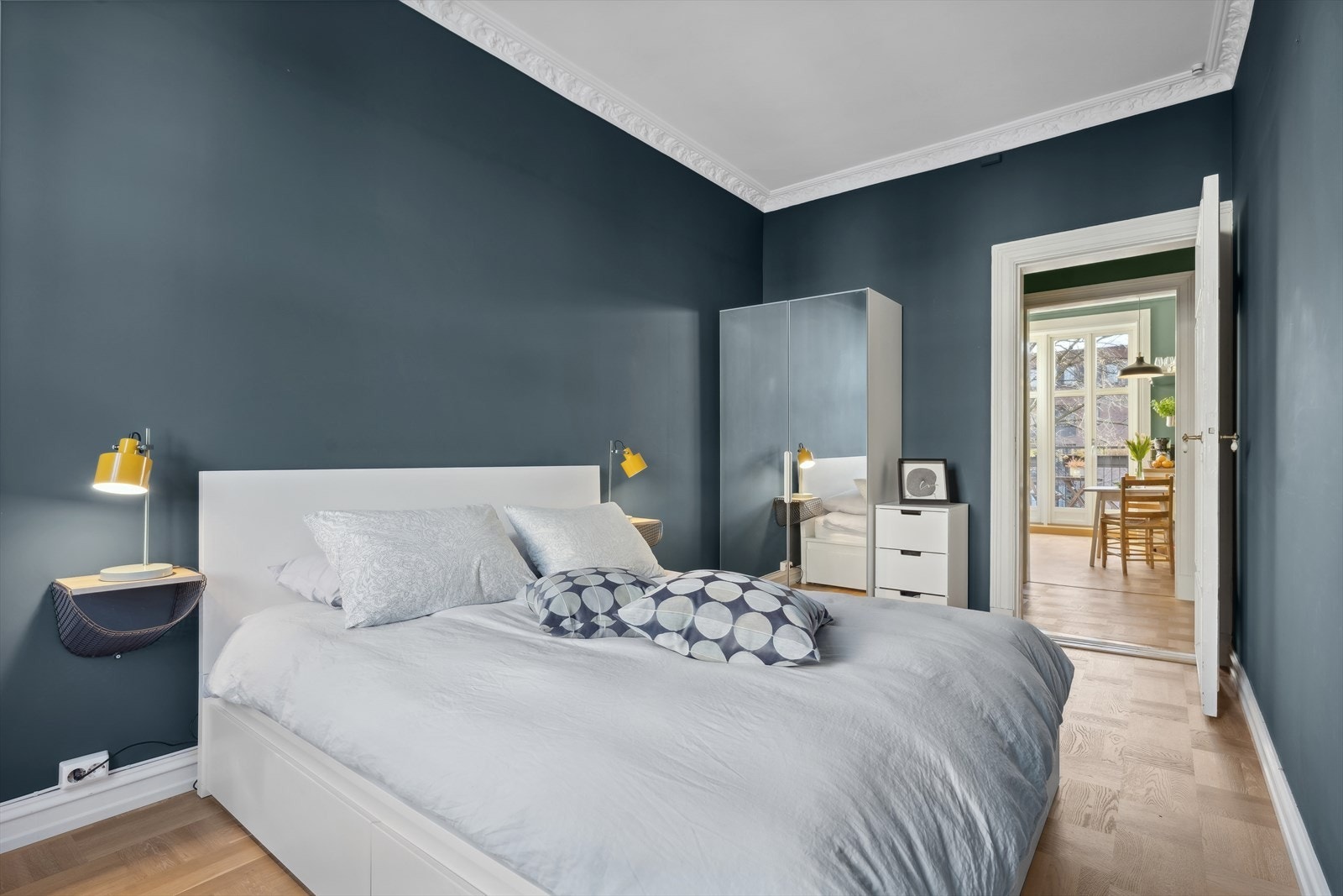 Det er adkomst til boligens soverom fra entréen. Soverommet er luftig med plass til dobbeltseng og tilhørende møblement. Galleribilde