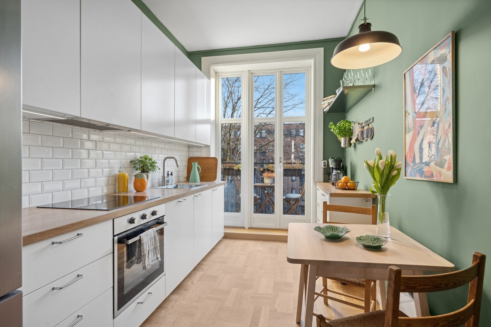 Kjøkkenet har en moderne innredning fra 2018 med glatte fronter og laminat benkeplate. Galleribilde