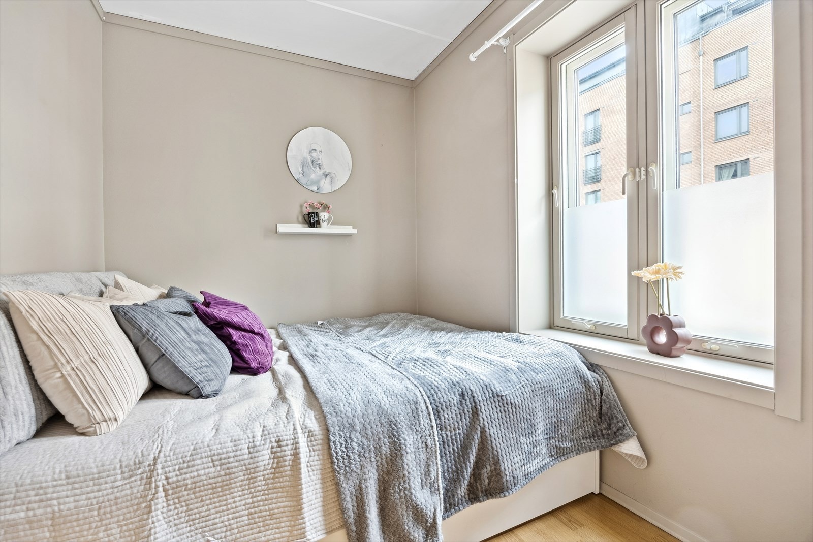 God plass til dobbeltseng og nattbord på begge sider Galleribilde