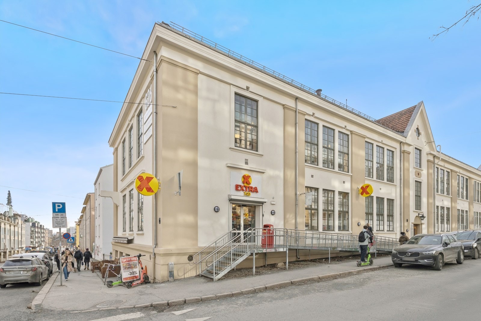 Dagligvarehandel og kollektivt i umiddelbar nærhet Galleribilde