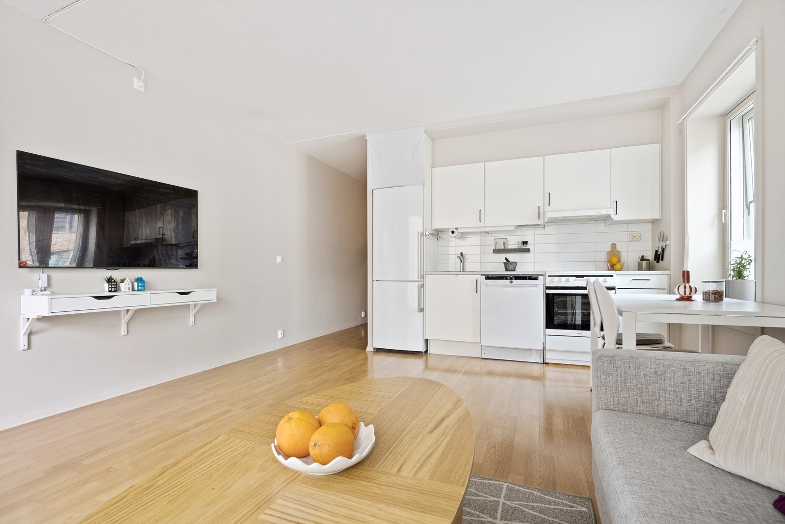 Åpen løsning gjør at leiligheten er godt tilrettelagt for et sosialt liv med familie og gode venner Galleribilde