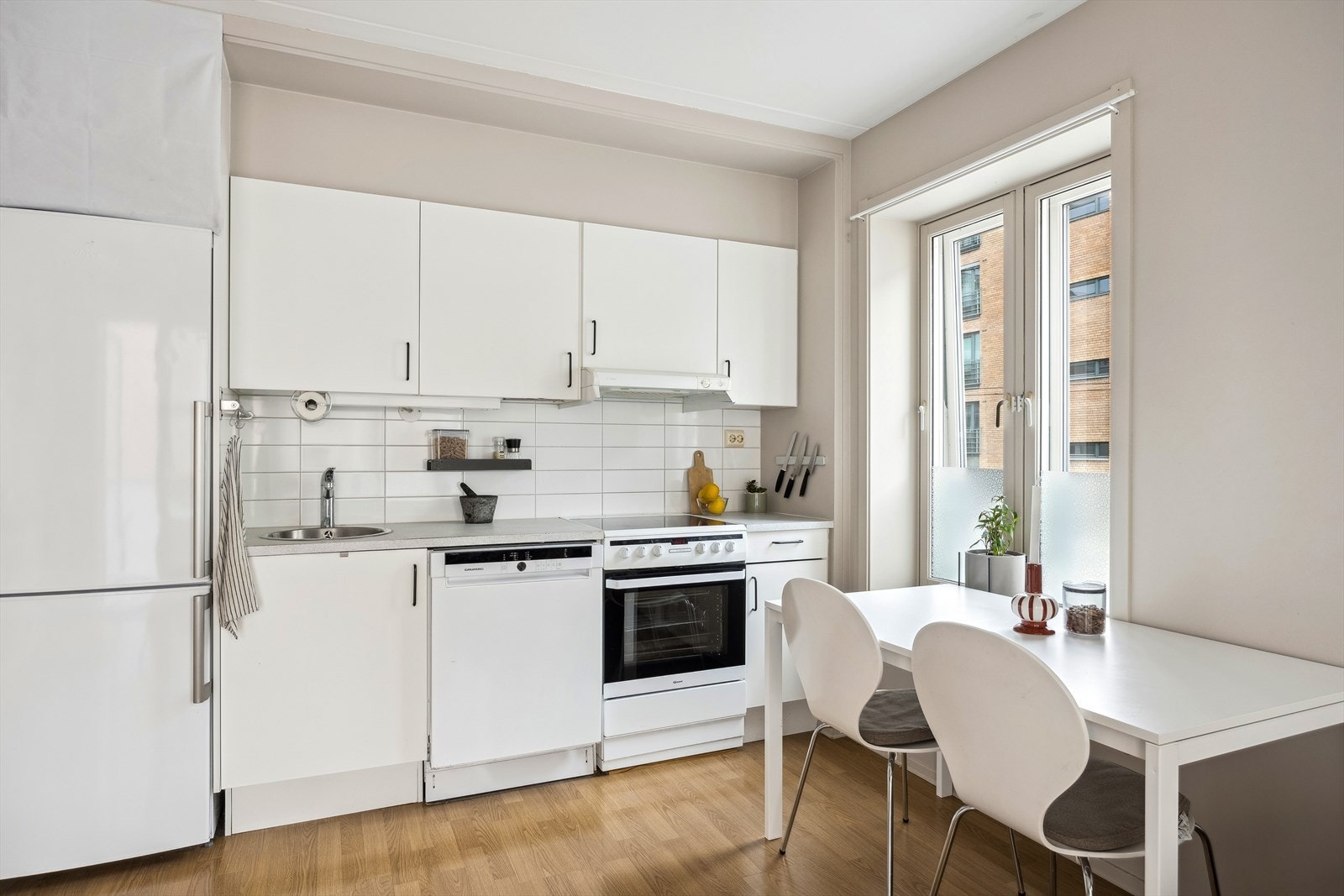 Tidløst kjøkken som inneholder godt med skuff- og skapplass samt fine arbeidsflater, stekeovn, oppvaskmaskin og kjøleskap medfølgeStekeovn, oppvaskmaskin og kjøleskap medfølger Galleribilde