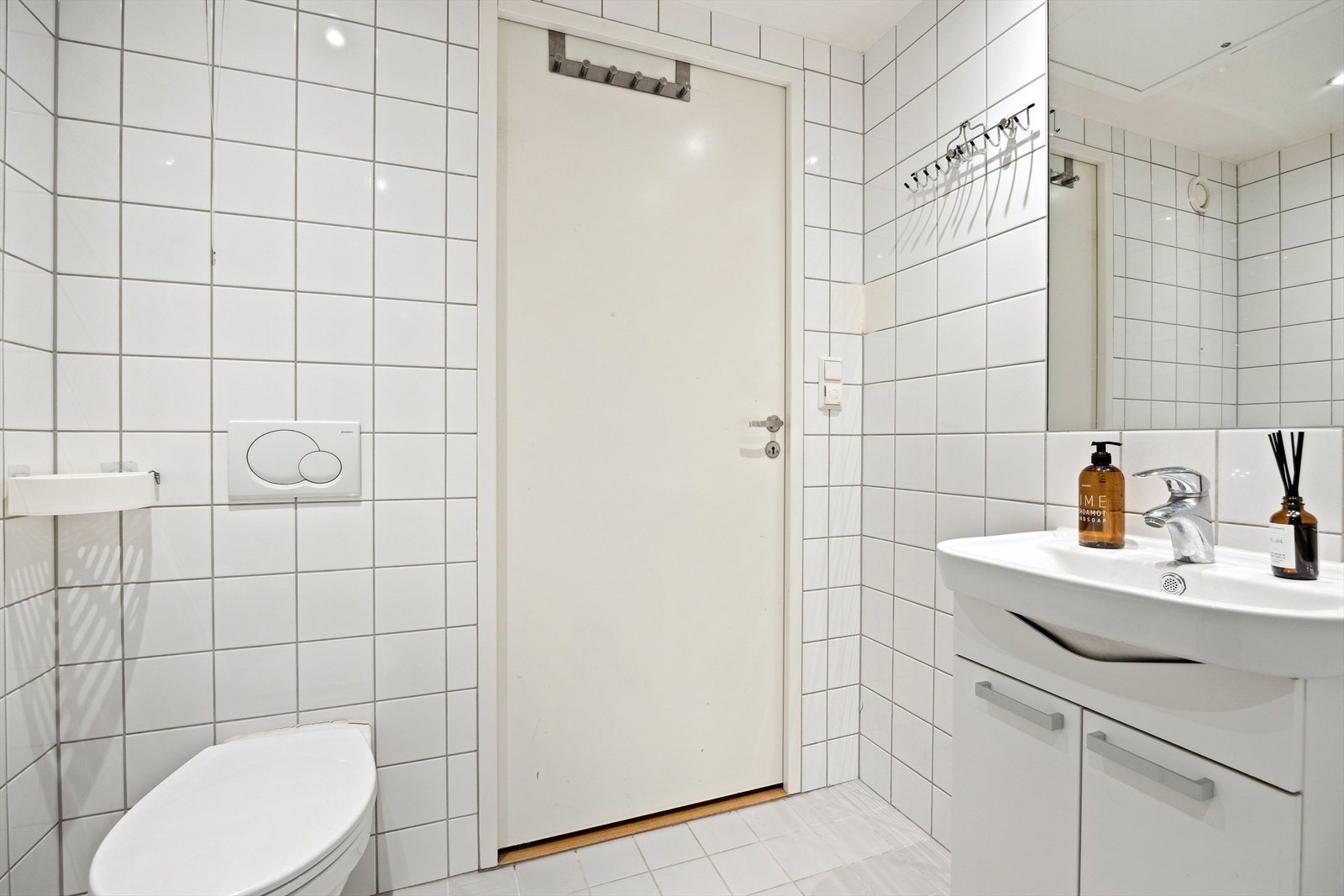 Baderommet er innredet med benkeskap med glatte fronter, vegghengt toalett og dusj med dører i herdet glass Galleribilde