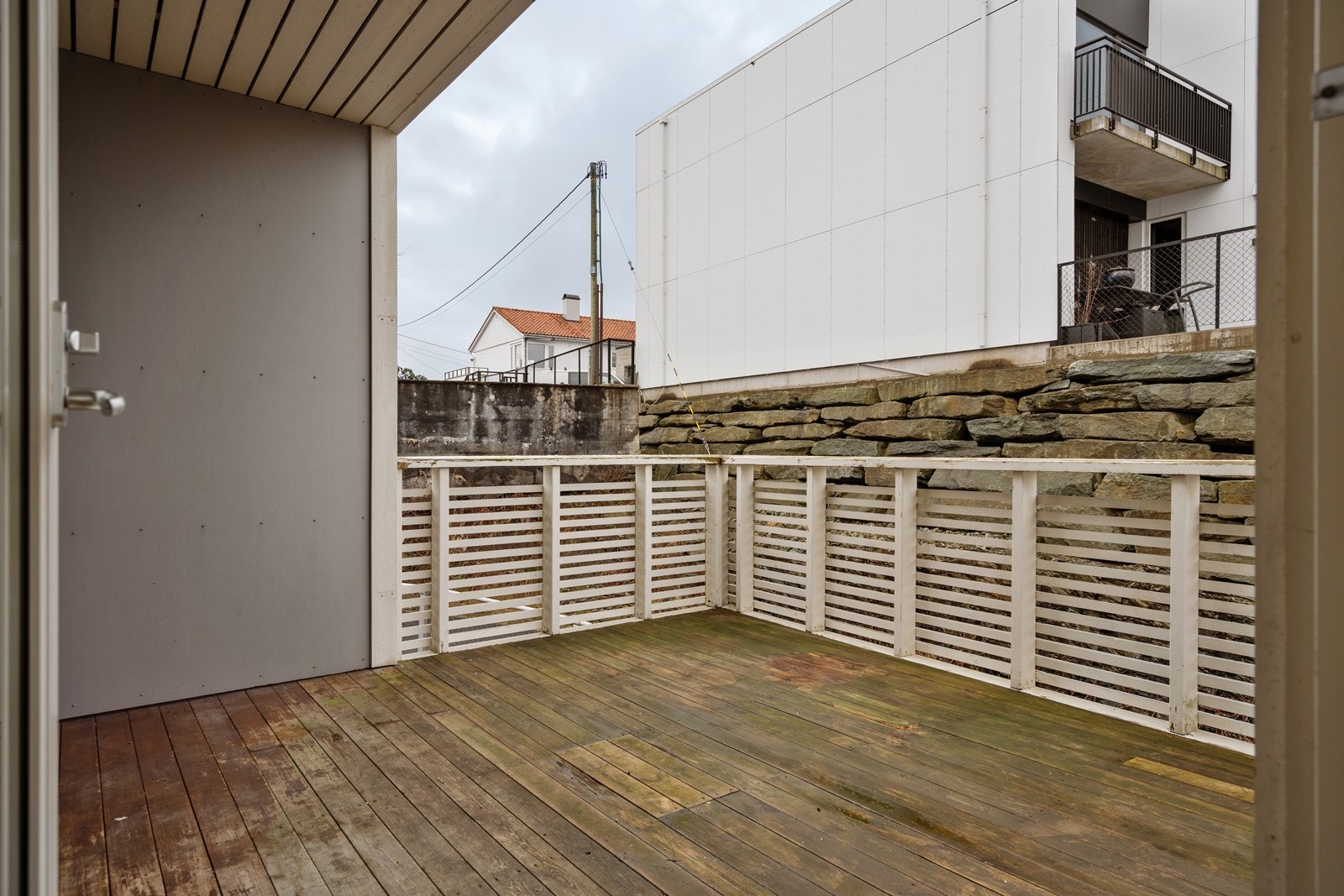 Ca 18 kvm terrasse hvor deler er under tak Galleribilde