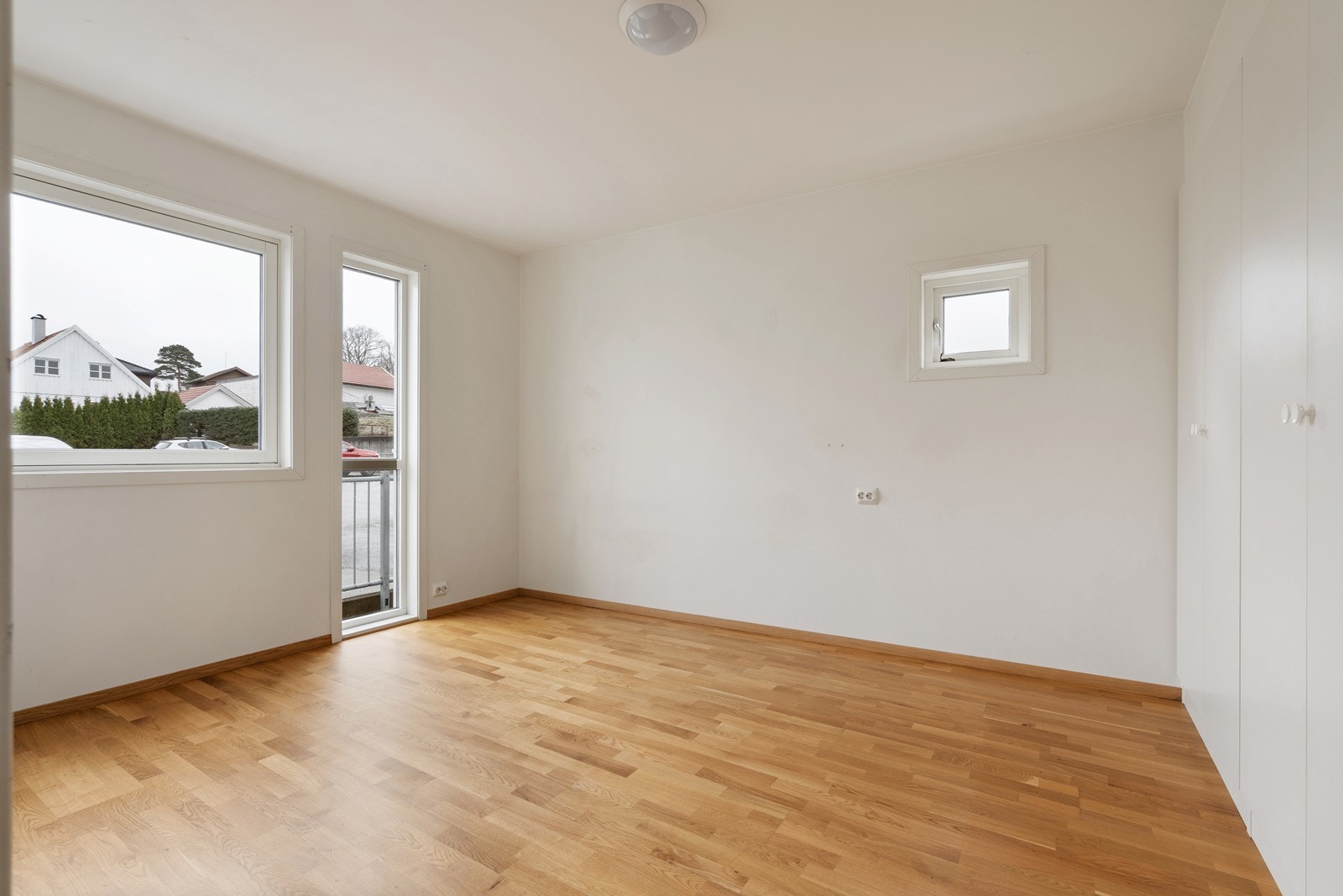Rikelig med skapplass på hovedsoverom Galleribilde