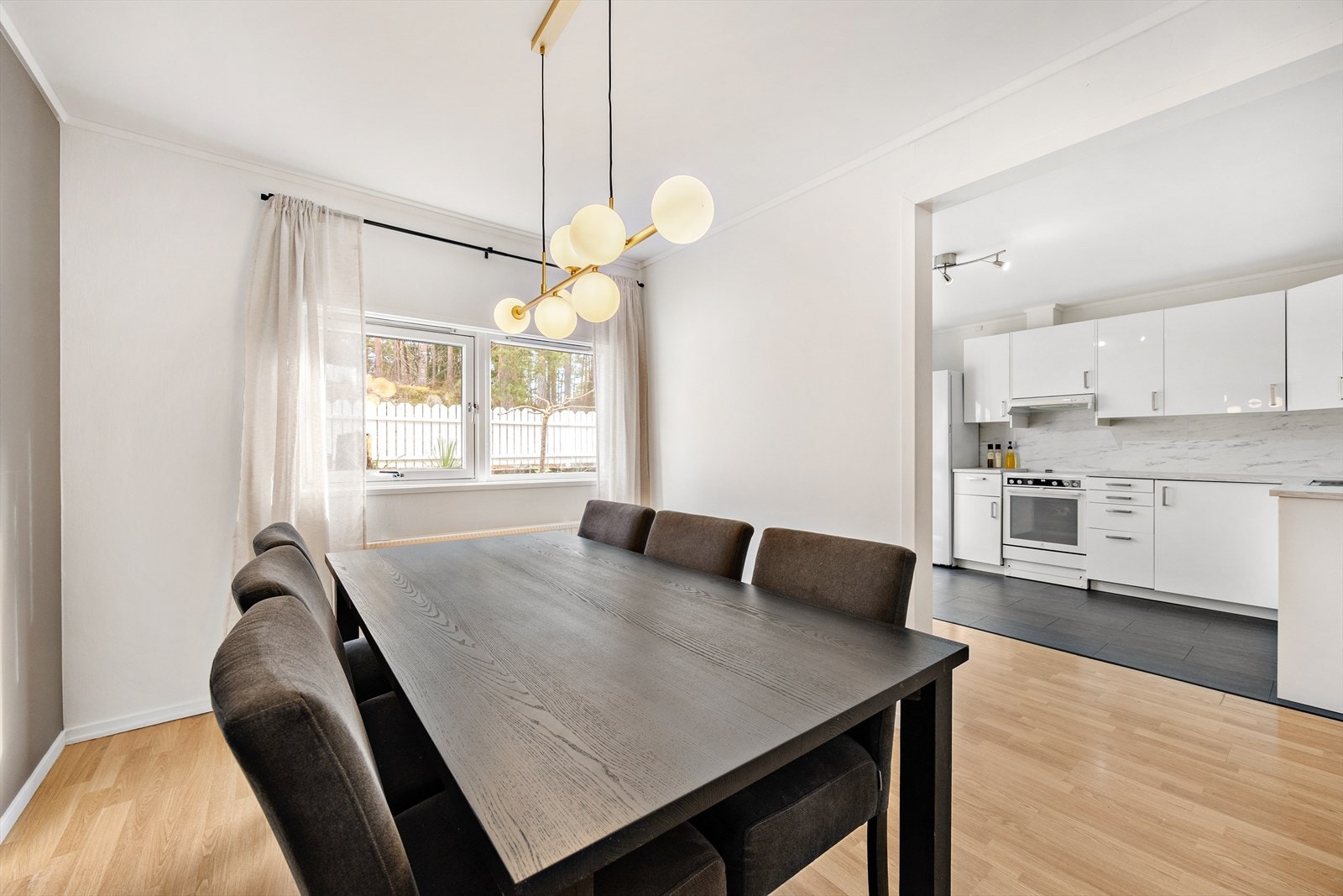 Spisestuen er svært romslig og har god plass til stor spisegruppe. Galleribilde