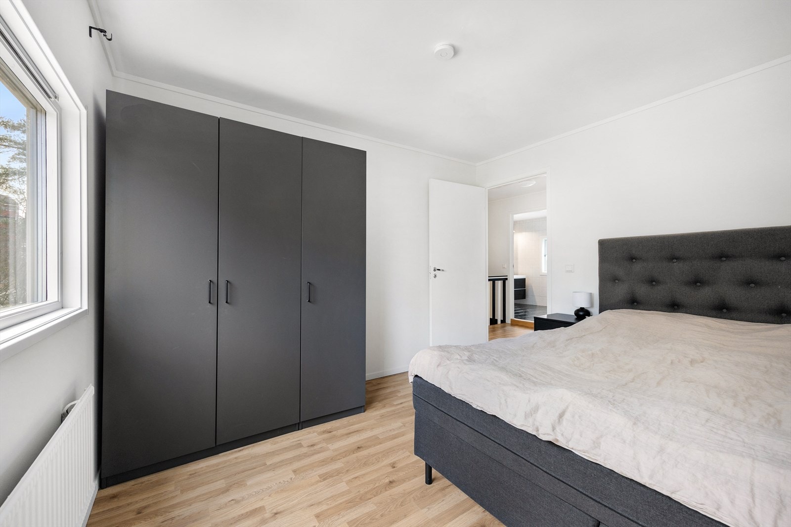 Store garderobeskap gir gode oppbevaringsmuligheter. Galleribilde