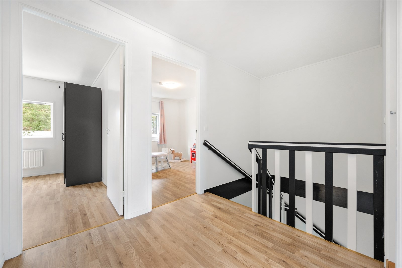 2. etasje inneholder bad, bod og tre soverom. Galleribilde