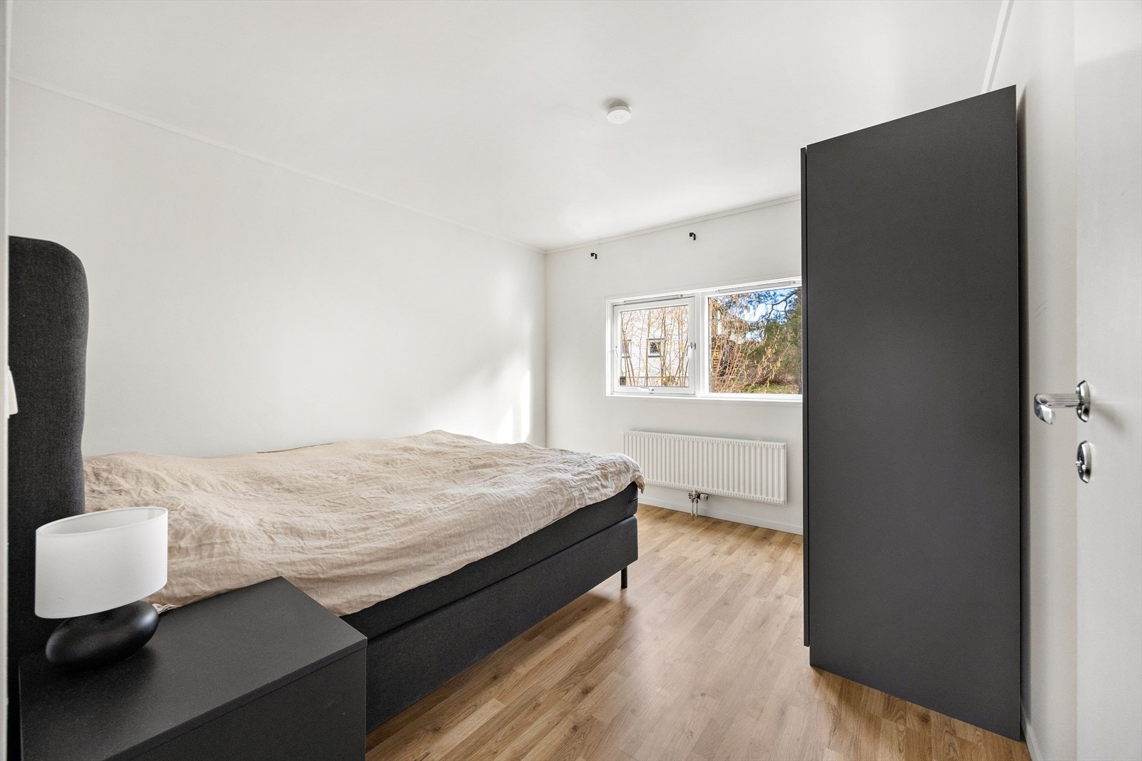 Store vindusflater slipper inn rikelig med naturlig lys. Soverommet har radiatorovn tilkoblet felles fjernvarmeanlegg. Galleribilde