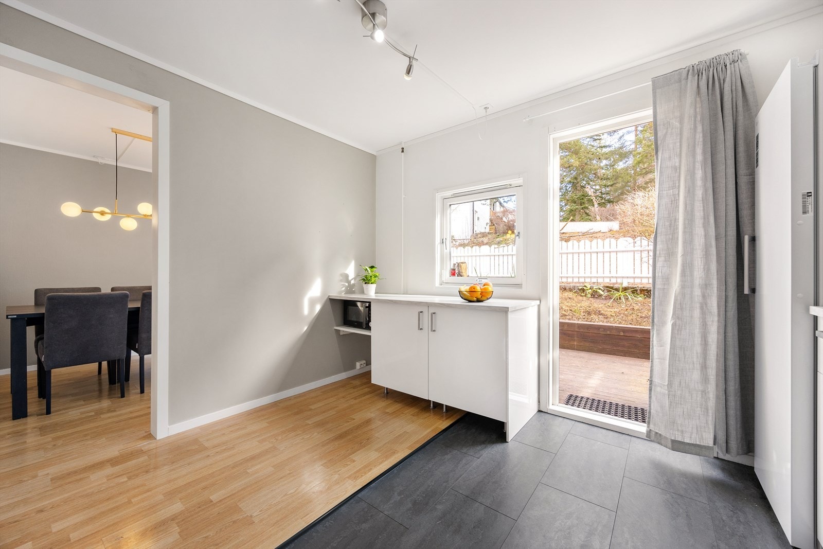 Fra kjøkkenet er det også utgang til nordøst vendt markterrasse på 14 m2. Galleribilde