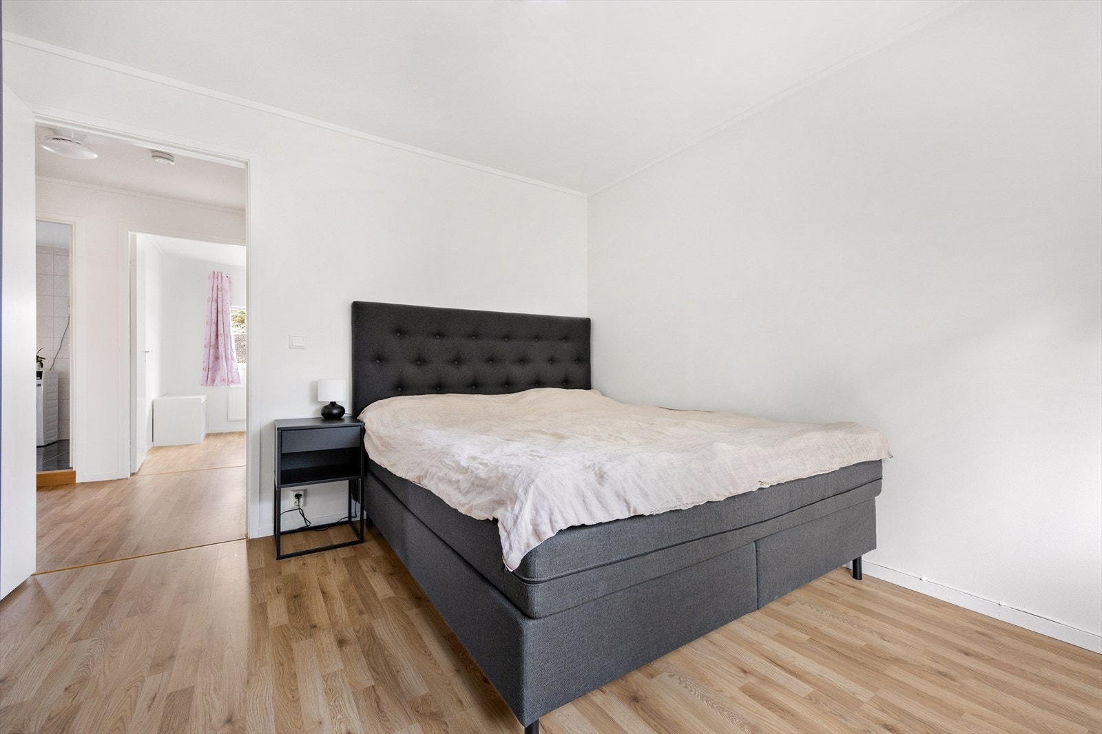 Hovedsoverommet er også av god størrelse med plass til stor dobbeltseng og nattbord. Galleribilde