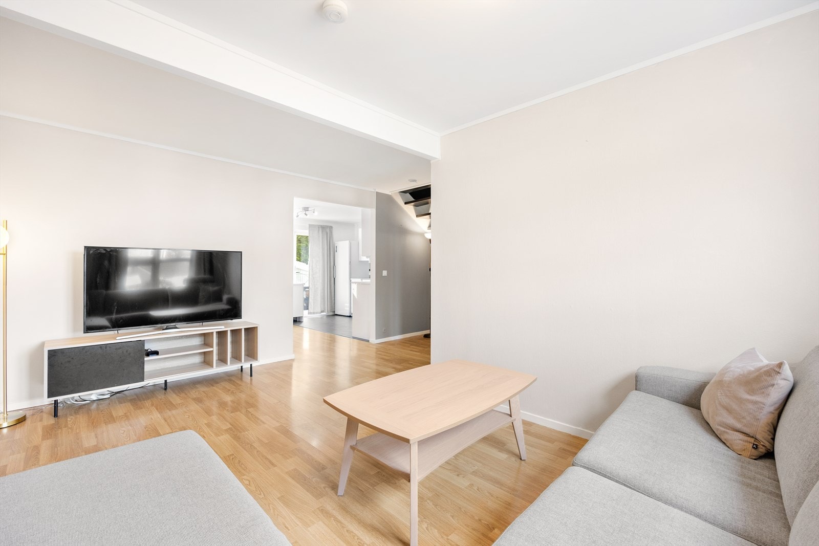 Store vindusflater slipper inn rikelig med naturlig lys. Galleribilde