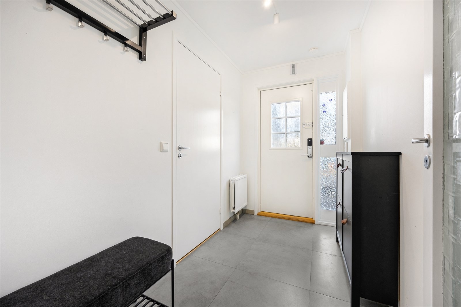 Romslig entré med god plass til å henge fra seg yttertøy og sko. Galleribilde