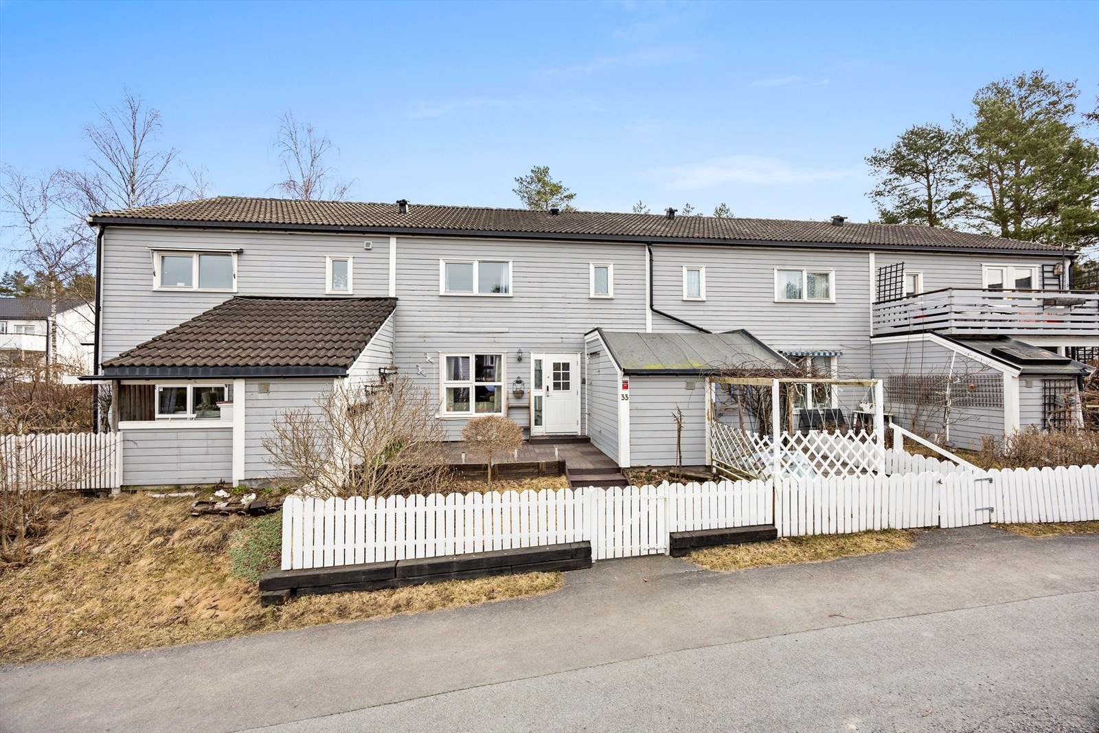 Rekkehuset har nydelige uteområder i et barnevennlig område. Galleribilde