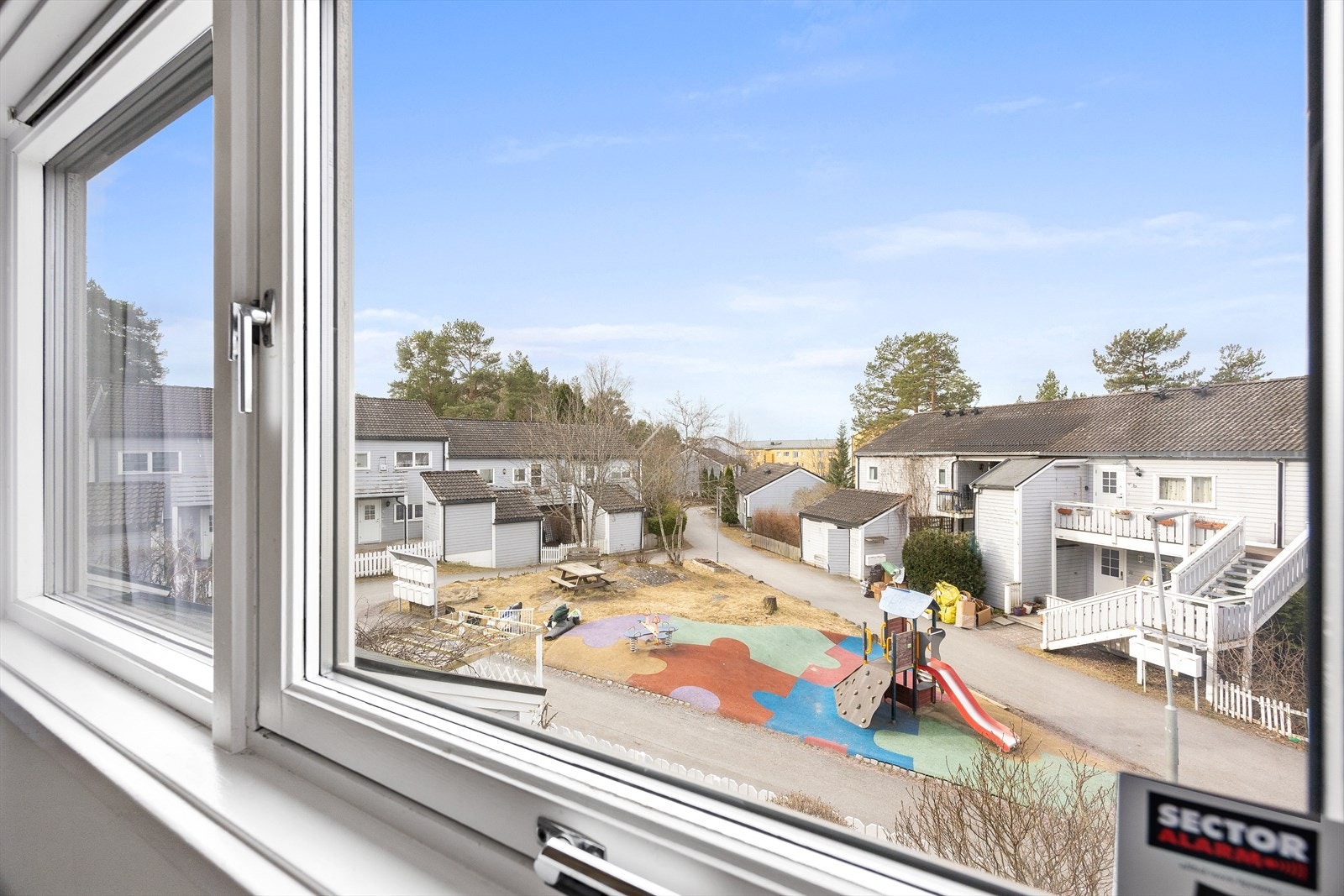 Utsikt over lekeplass på fellesområde. Galleribilde