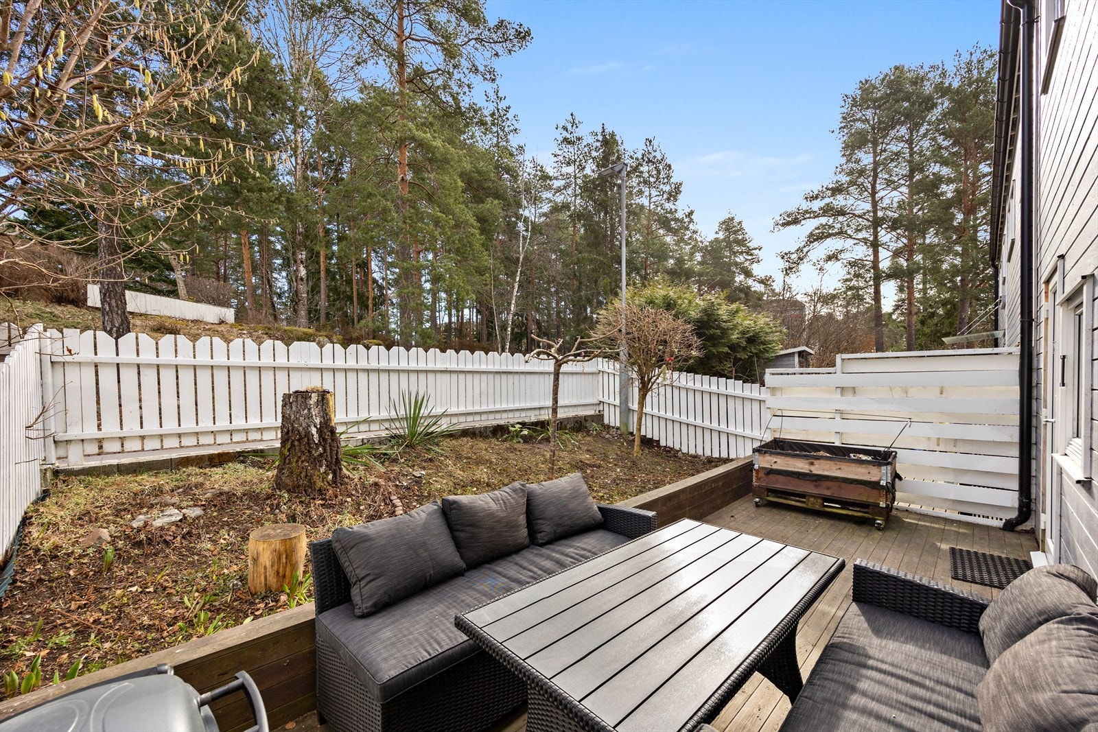 Her kan du nyte morgensolen med direkte utgang fra kjøkkenet - Perfekt for morgenkaffen! Galleribilde