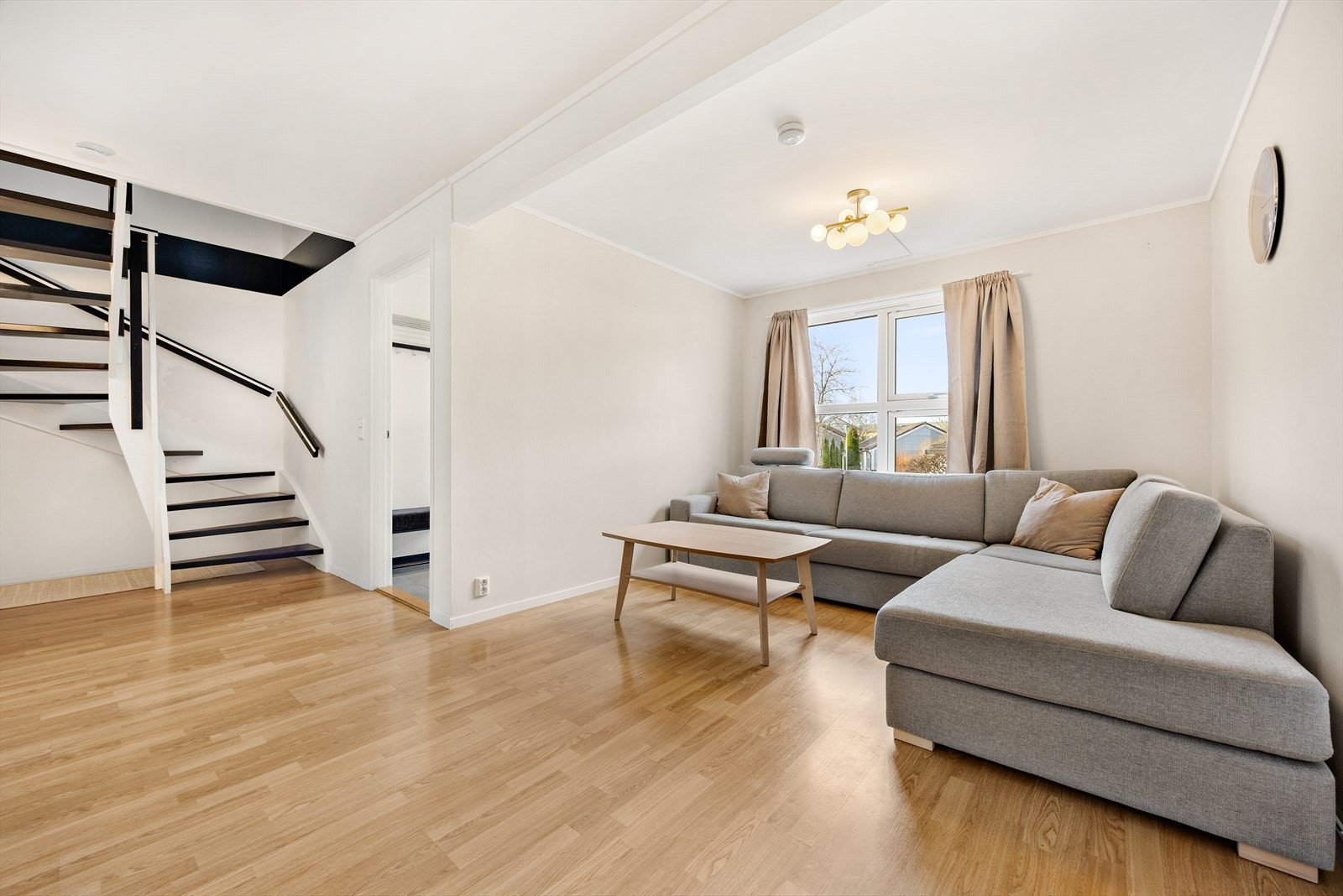 Stuen ligger adskilt fra kjøkkenet. Galleribilde