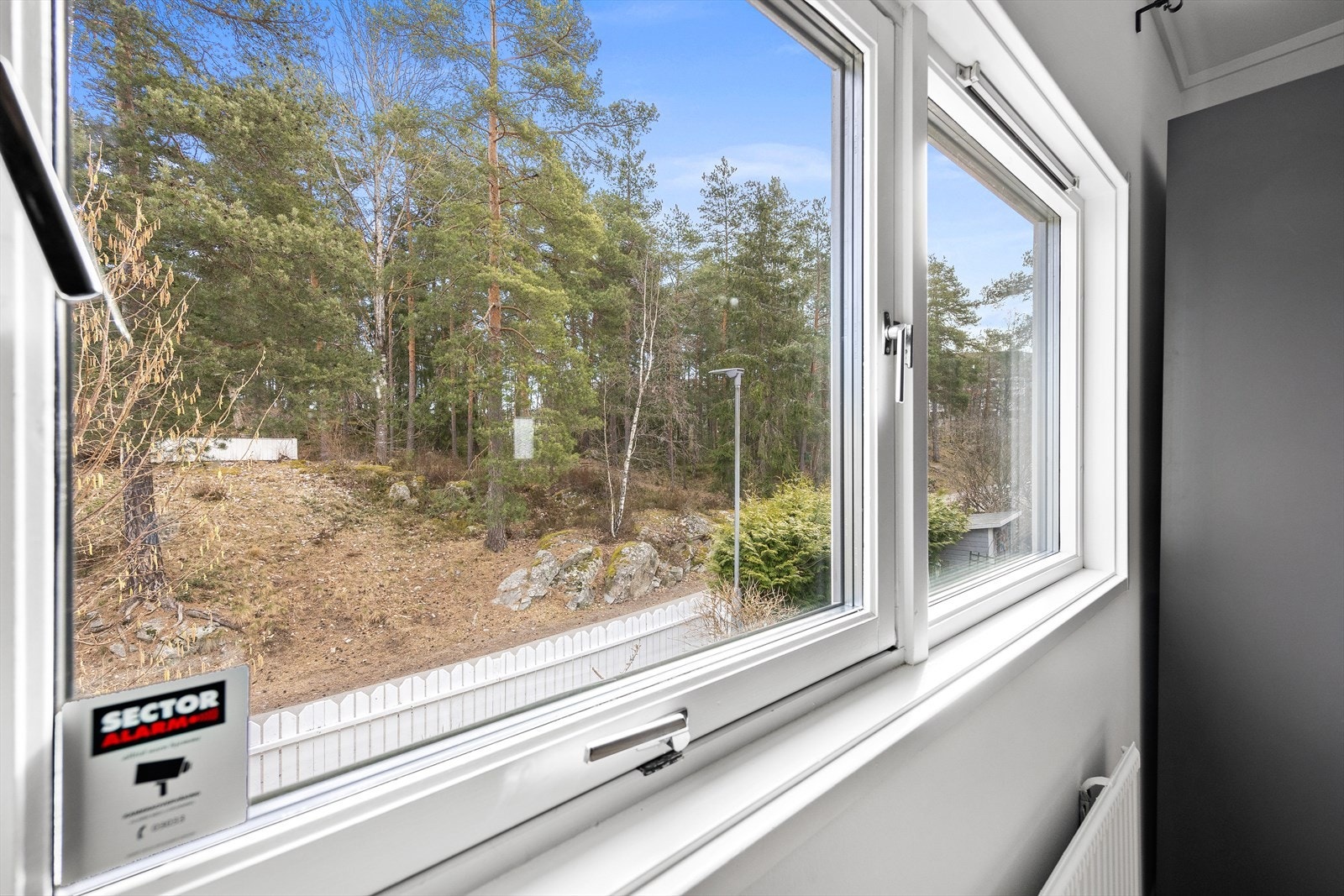 Fra soverommet er det utsikt over naturskjønne områder. Galleribilde