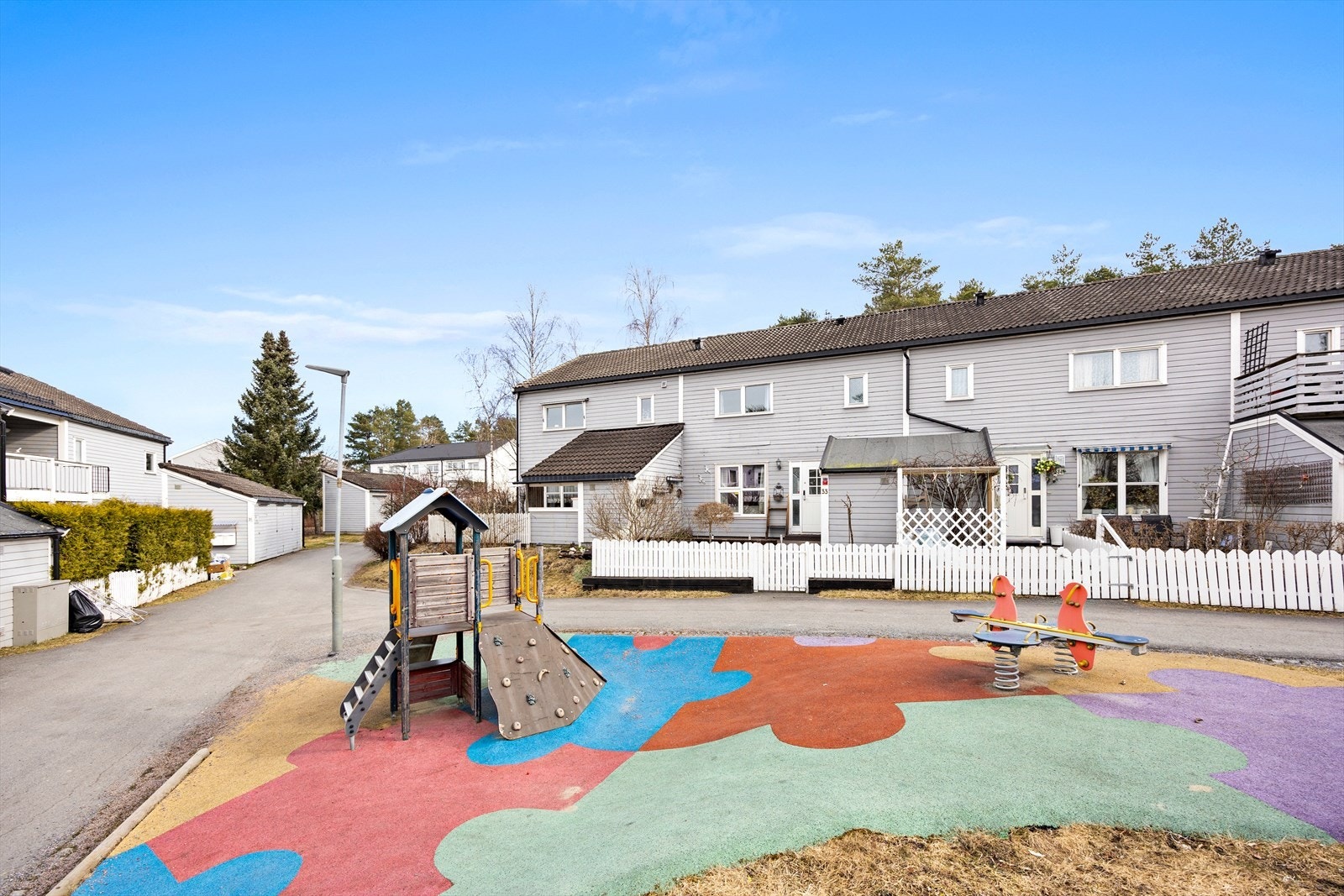 Lekeplassen er kun noen få meter fra boligen. Galleribilde