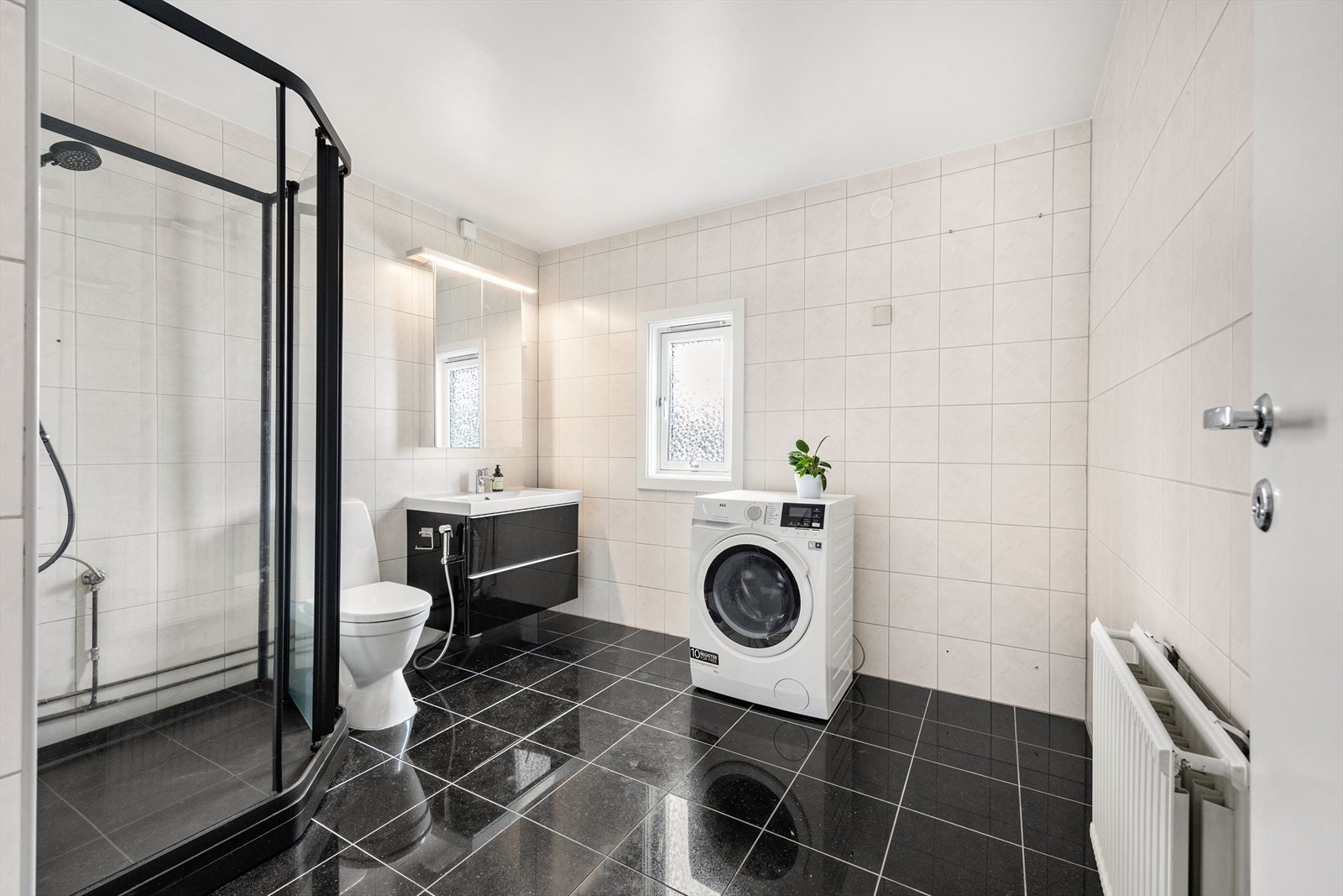 Badet i 2. etasje er flislagt. Galleribilde