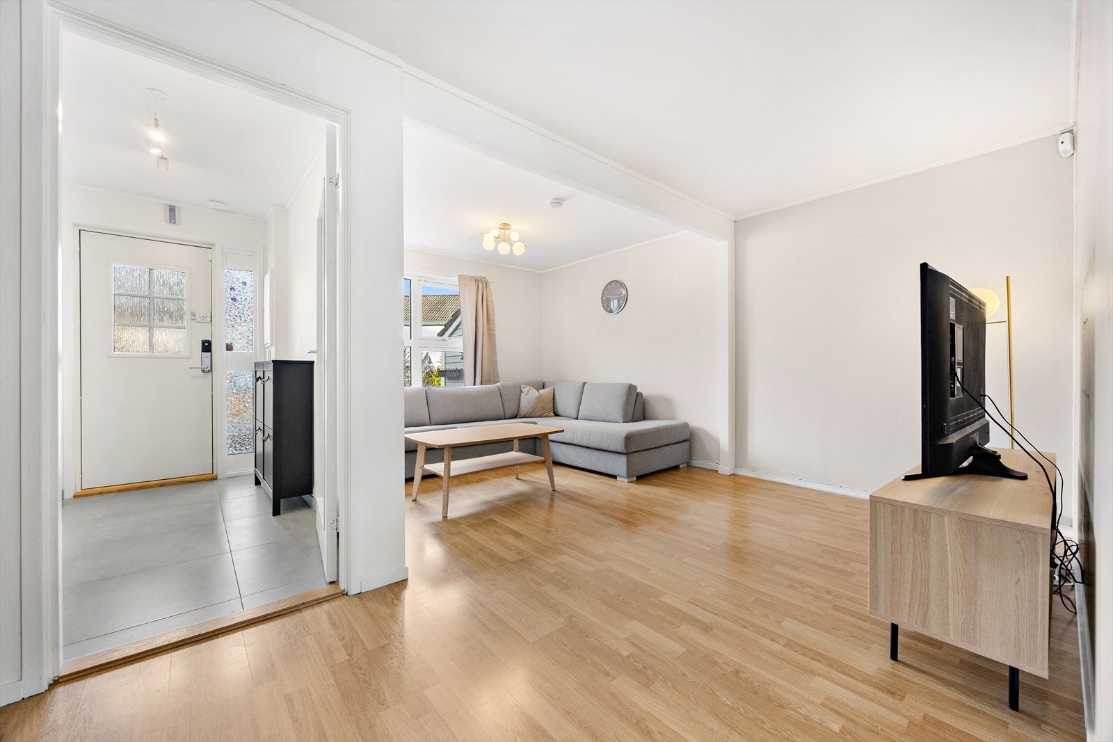 Romslig og åpen stue med god plass til stor sofagruppe og TV-møblement. Galleribilde