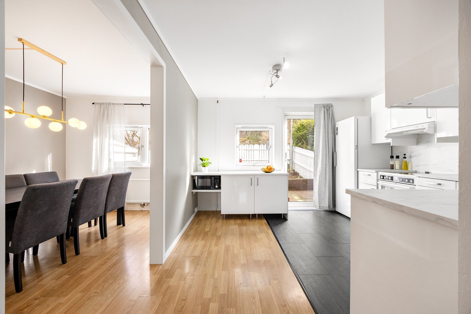 Fra stuen er det også inngang til spisestue. Spisestue kan med enkle grep bli et soverom slik at man har 4 soverom. Galleribilde