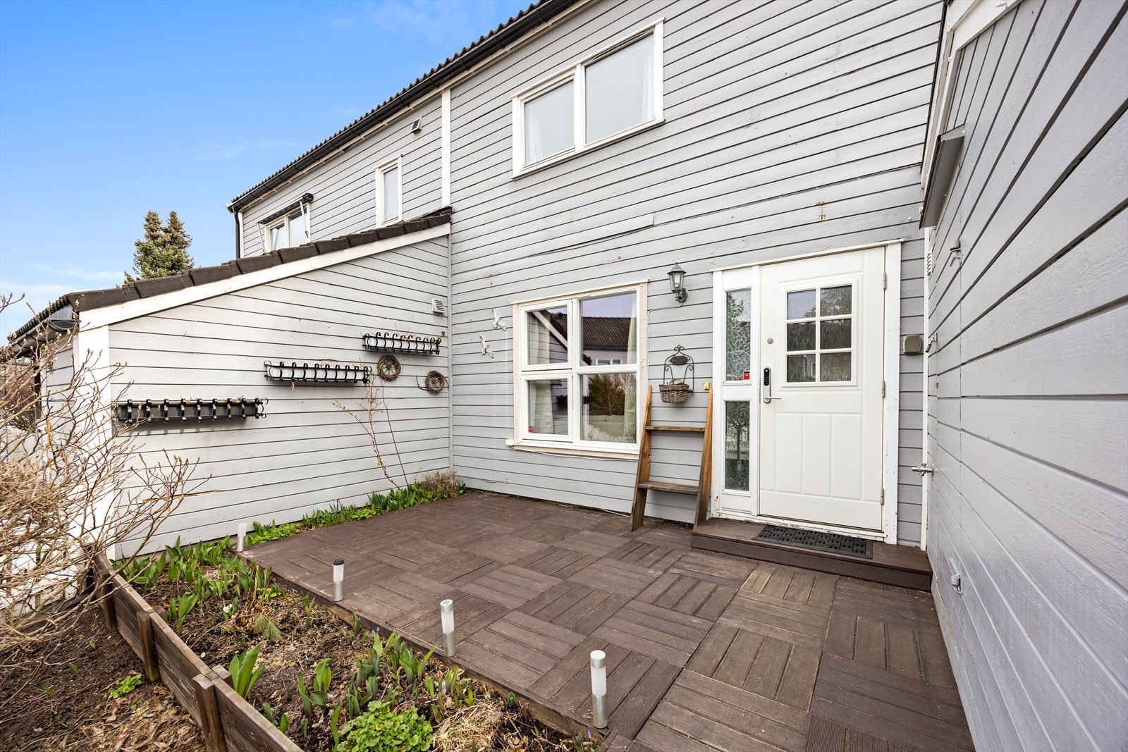 Innbydende inngangsparti med sydvest vendt markterrasse på 12 m2. Galleribilde