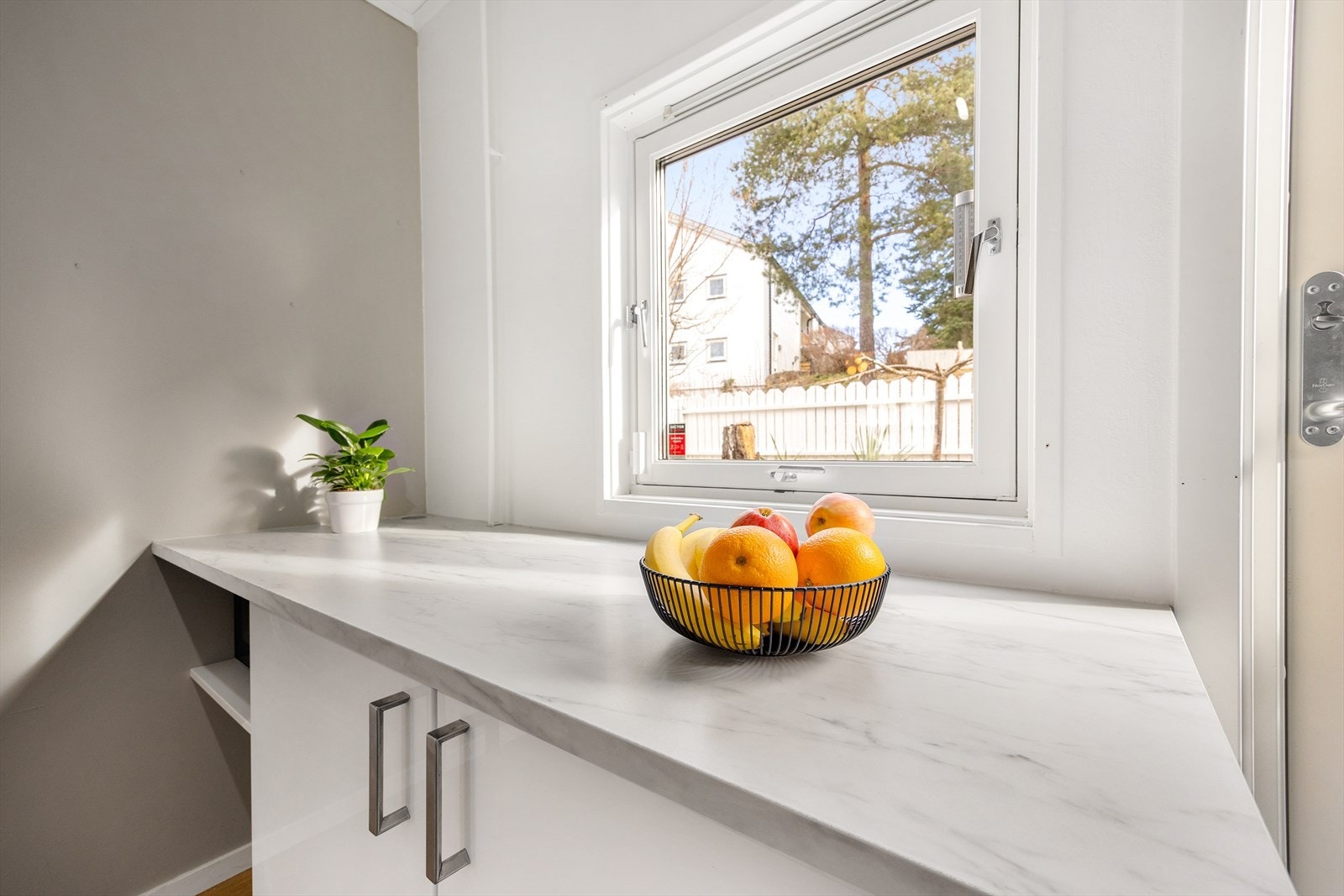 Kjøkkenet slipper inn rikelig med naturlig lys og er malt i lyse fargetoner som gir rommet en behagelig atmosfære. Galleribilde