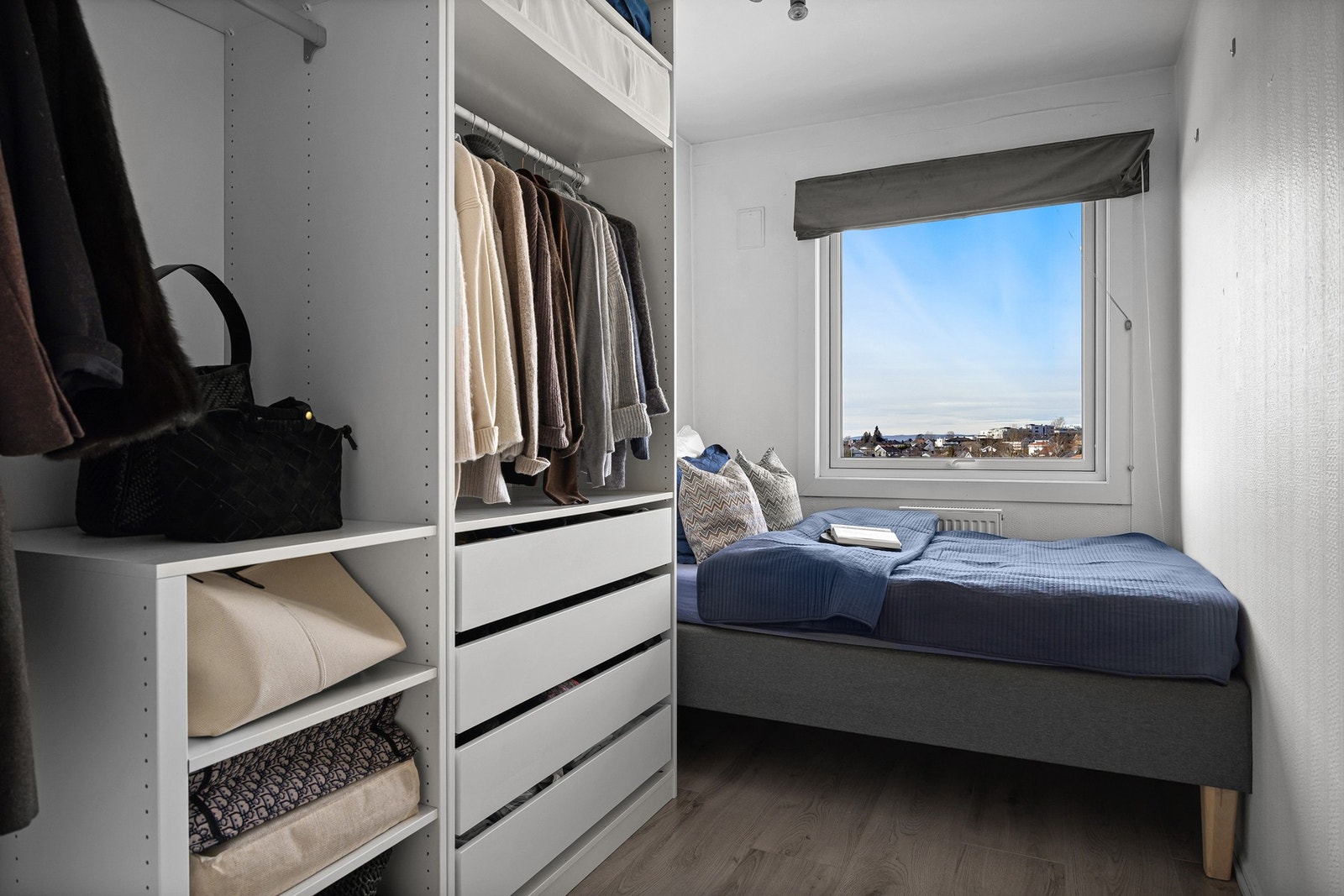 Soverom 2 er også av god størrelse, med plass til seng og garderobe. Galleribilde