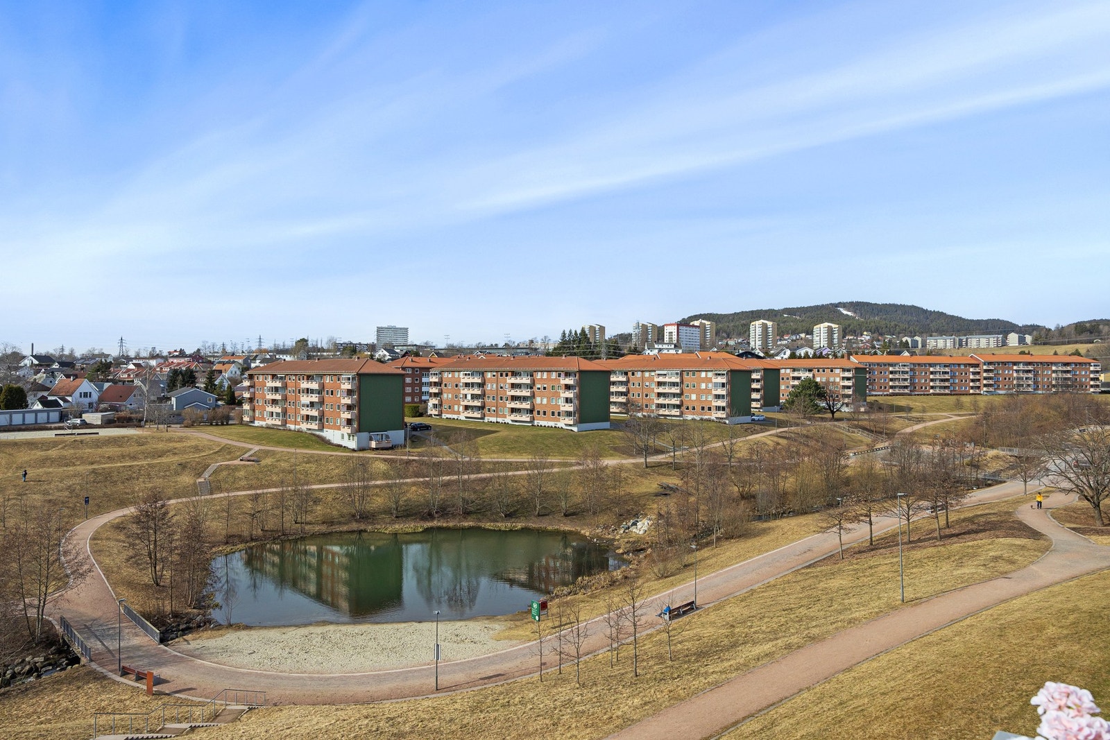 Unik beliggenhet med utsikt mot vannspeilet i Bjerkedalen Park! Galleribilde
