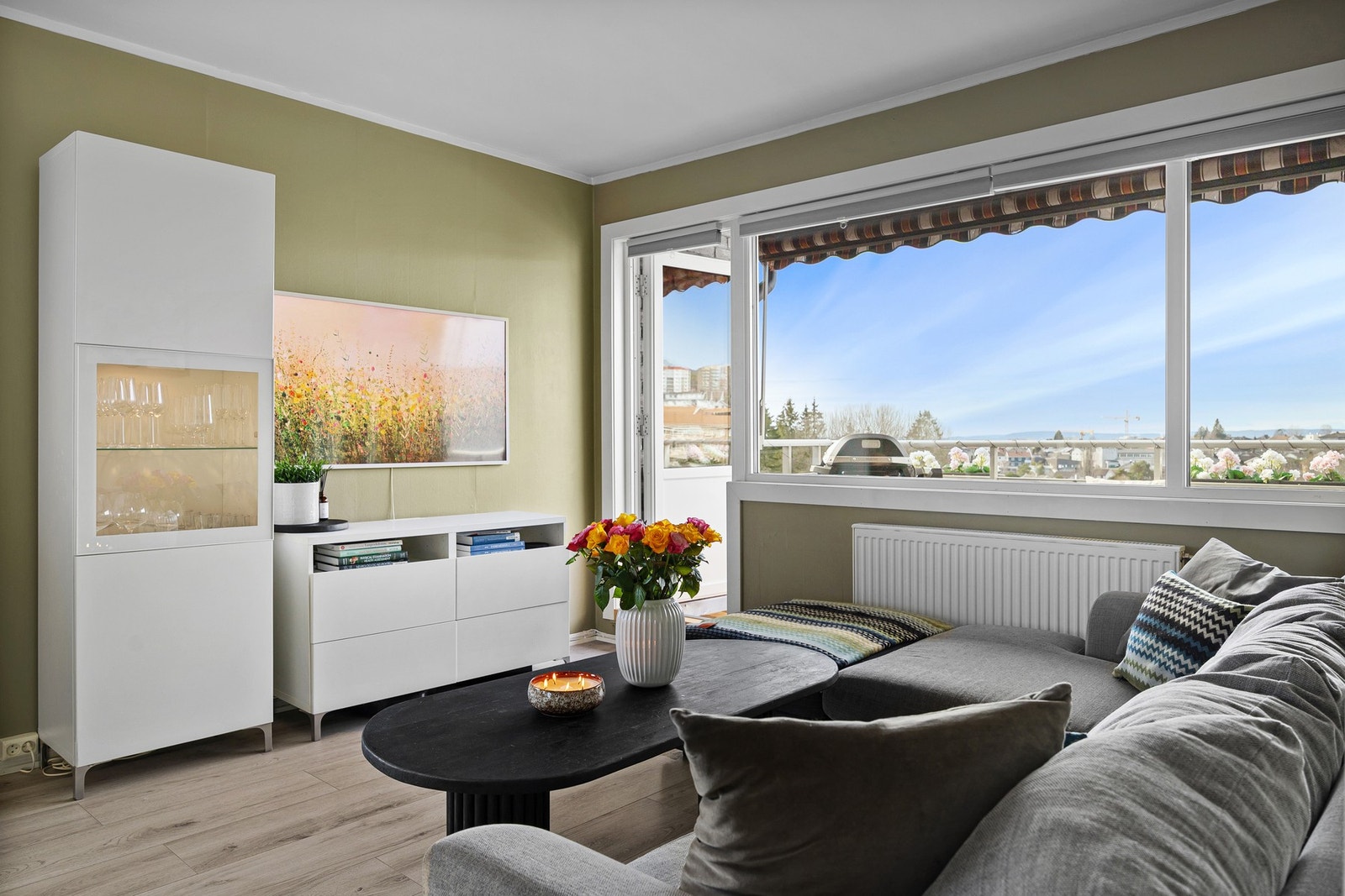 De store, åpne vindusflatene slipper inn mye naturlig lys, samtidig som boligen er godt skjermet fra innsyn. Galleribilde