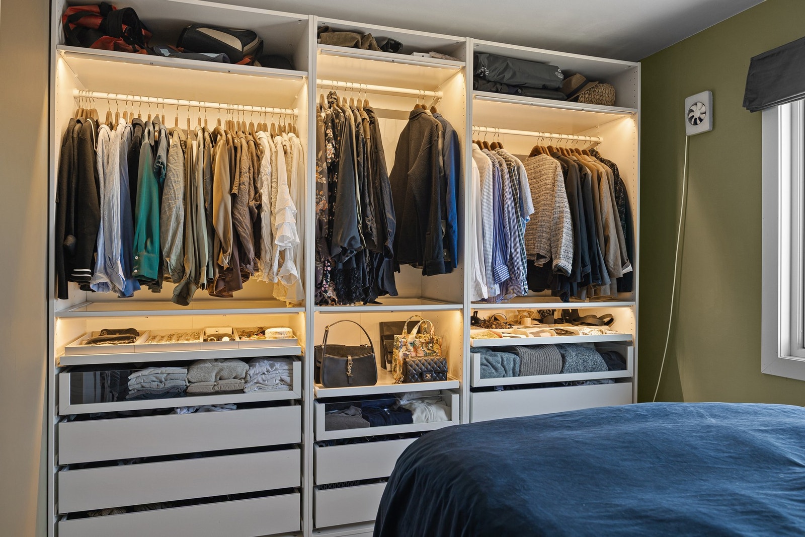 Her har du godt med oppbevaringsplass. Belysningen i klesskapet er dimbar. Galleribilde