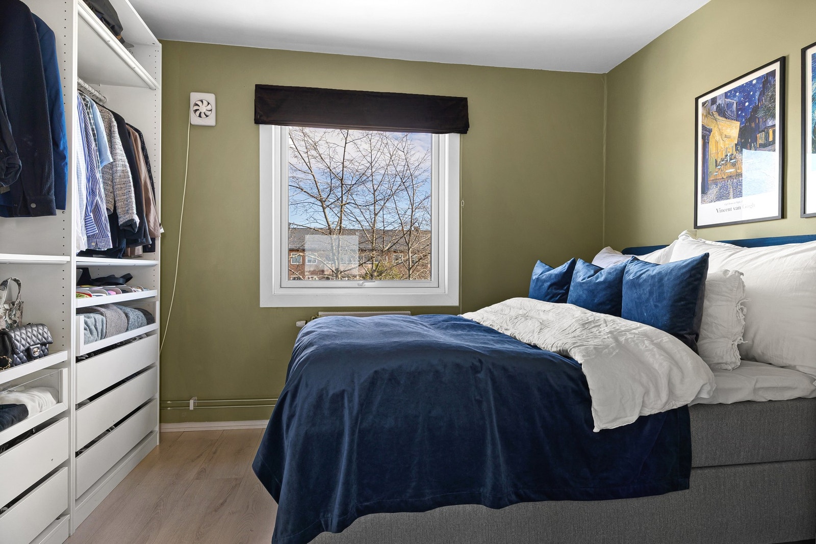 Hovedsoverom av god størrelse, med plass til dobbeltseng og tilhørende nattbord. Galleribilde