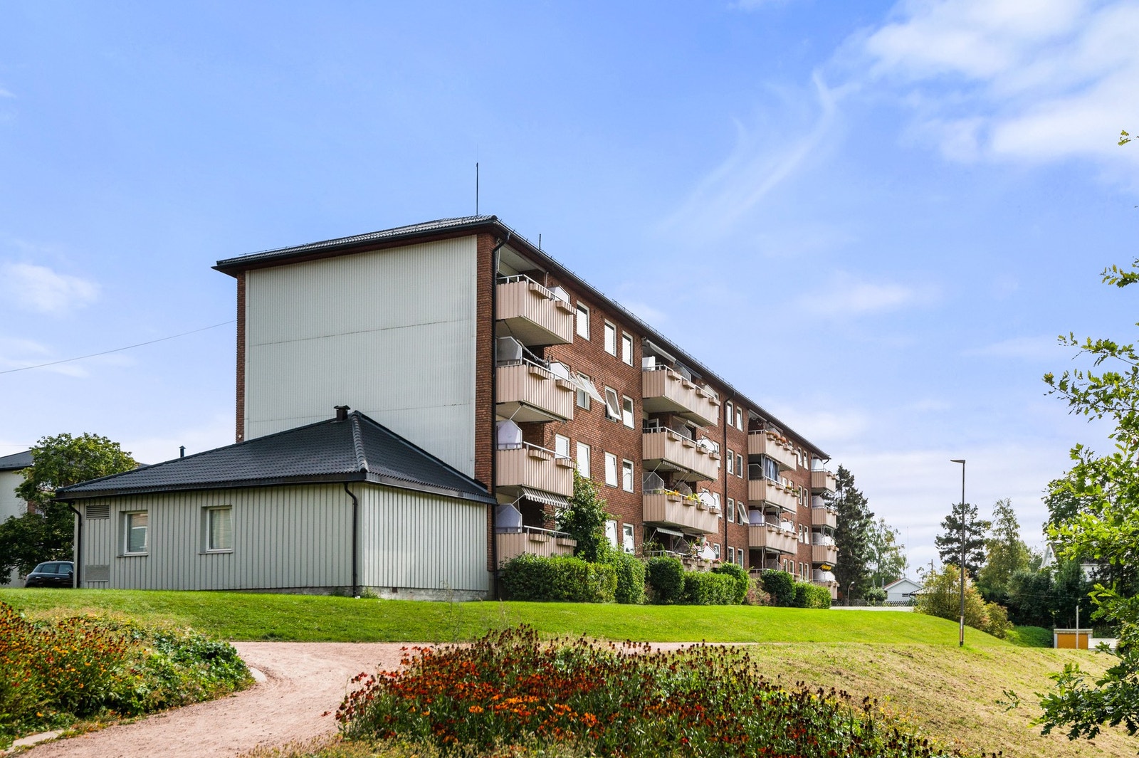 Fasade. Digitalt parkeringskort for parkering på borettslagets plasser er inkludert. Galleribilde