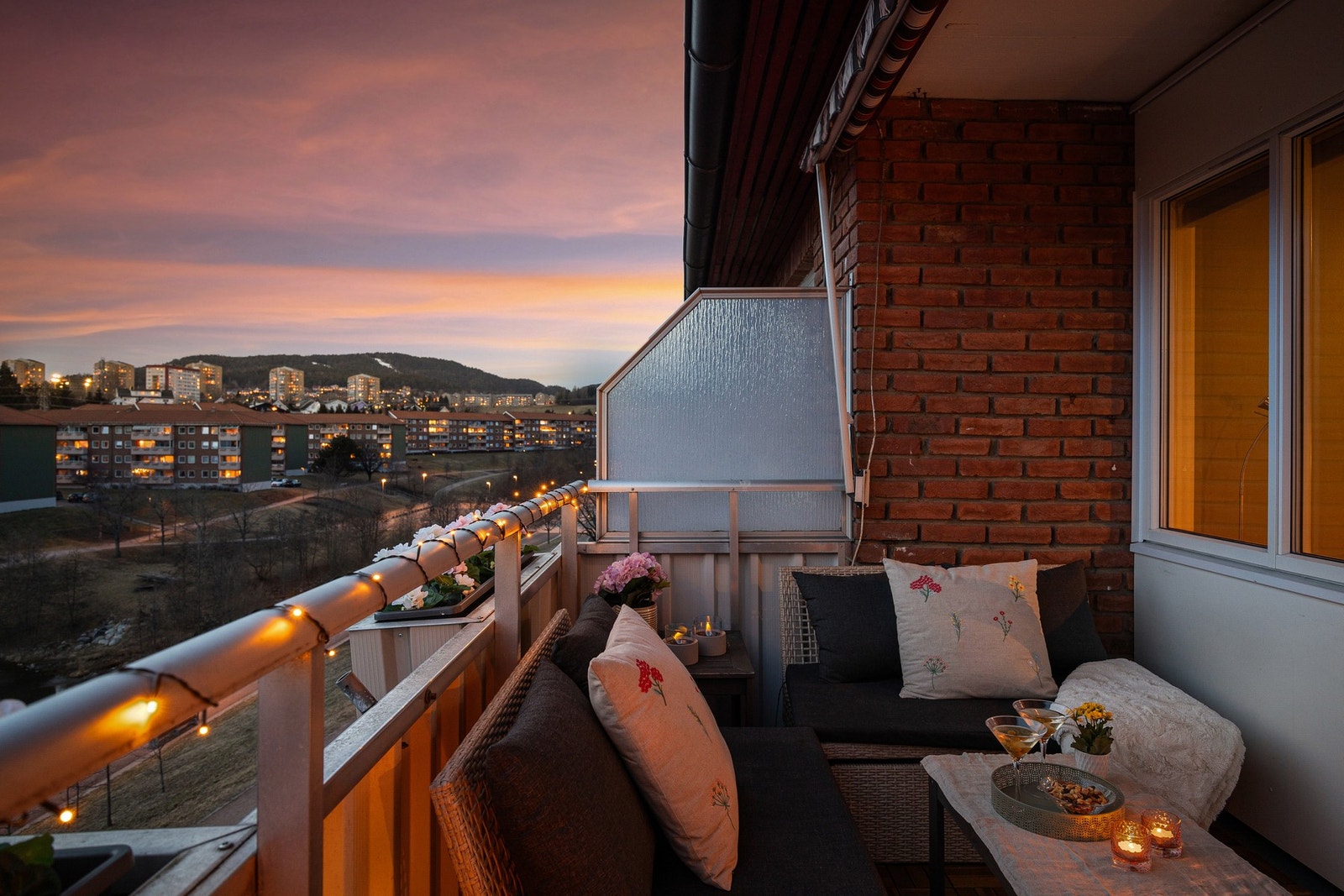 Her kan man nyte varme sommerkvelder med fantastiske solnedganger! Galleribilde