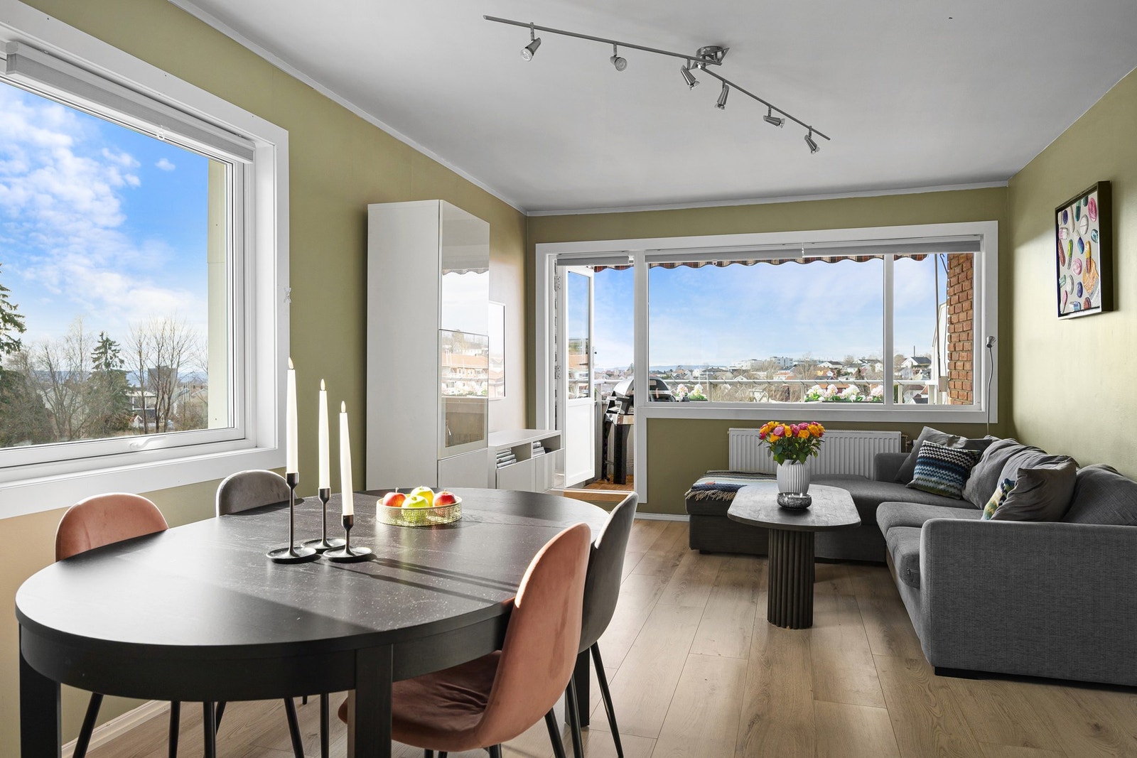 Lys og romslig stue med gode møbleringsmuligheter. Galleribilde