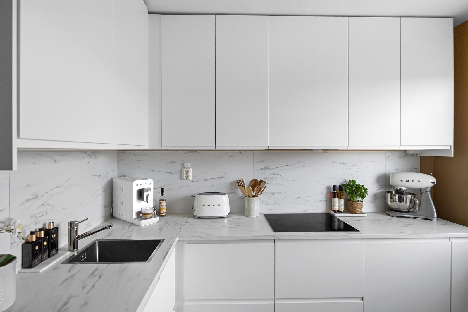 Kjøkkenet har godt med skap- og benkeplass. Galleribilde